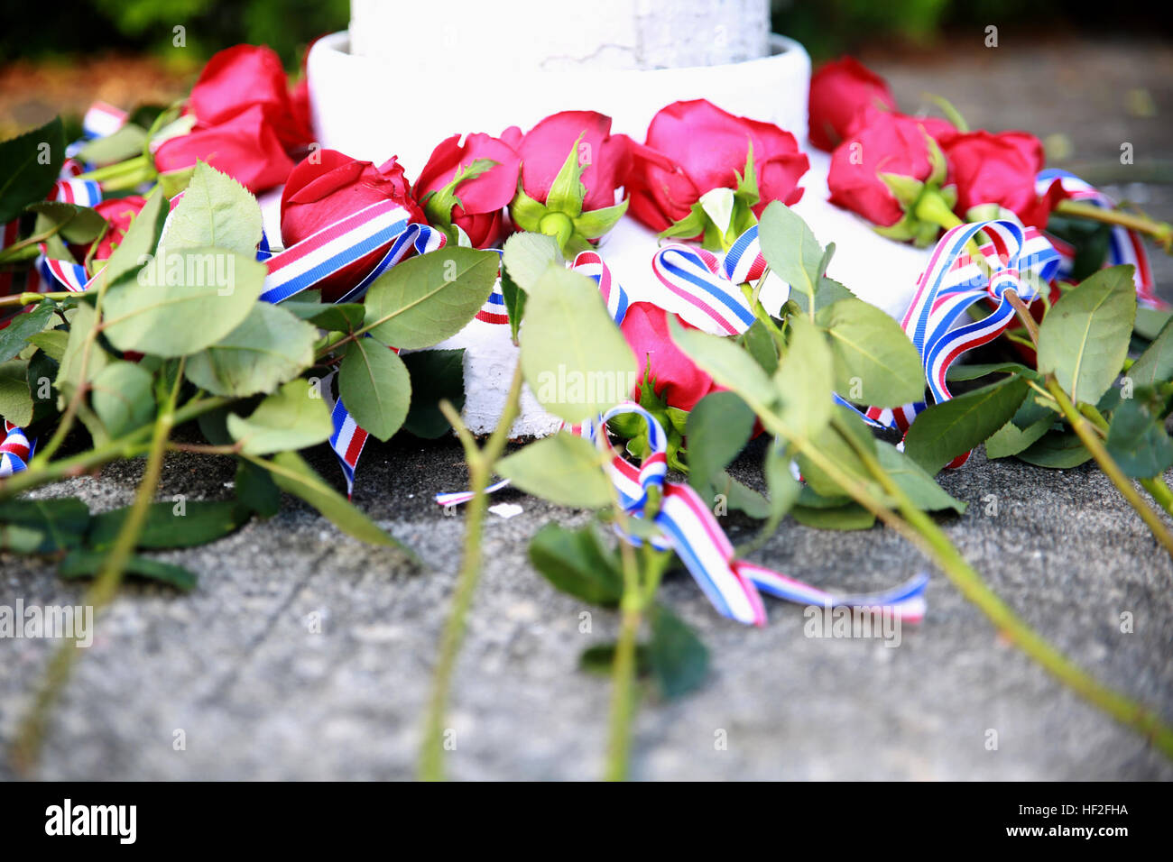 Les élèves de l'école primaire/intermédiaire Bolden, dans le logement communautaire de Laurel Bay, retirent le drapeau américain et récitent de la poésie en souvenir des attentats du 11 septembre, en hommage aux sacrifices des victimes et des premiers intervenants. Banque D'Images
