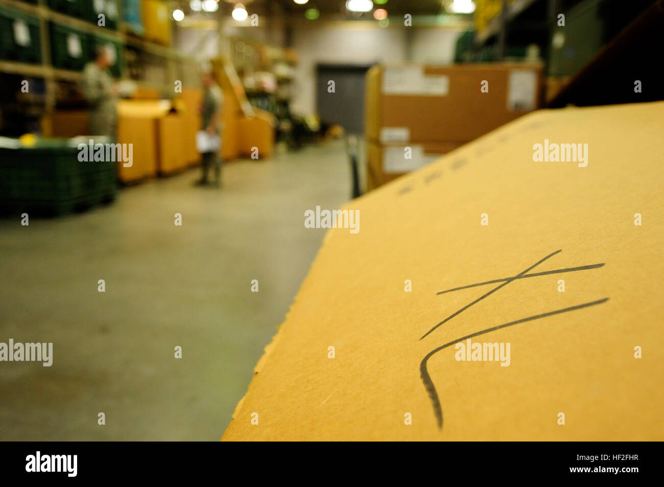 L'US Air Force a publié une nouvelle politique exigeant la réduction de la mobilité de l'équipement entreposé à LRS de 100 à 25 pour cent, et le processus de réduction des effectifs est dans sa phase finale au North Carolina Air National Guard Base, Aéroport international de Charlotte Douglas. L'aéroport, le 11 septembre 2014. L'équipement comprend les éléments de guerre chimique, interceptor Body Armor, casques, uniformes, par temps froid et d'autres engins divers donnés aux militaires avant les déploiements. LRS précédemment maintenue assez pour équiper chaque membre de la N.C. Air National Guard, mais va maintenant conserver les sommes de plus en ligne avec les missio Banque D'Images