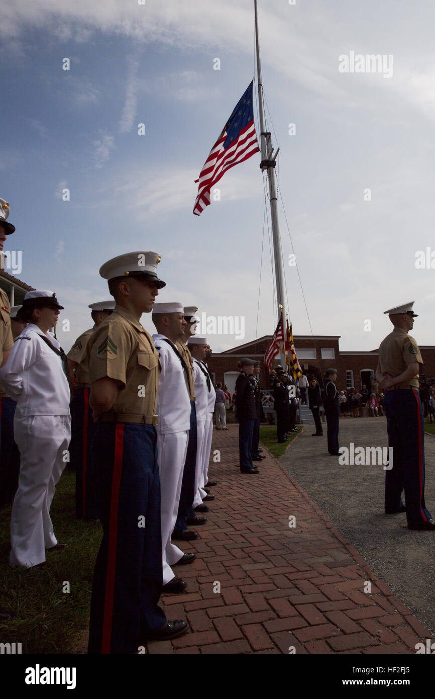 Les Marines et les marins sont en formation au cours d'une cérémonie commémorative du 11 septembre 11 septembre 2014, à Fort McHenry National Park (Md), plus de 100 Marines de diverses unités avec II Marine Expeditionary Force, y compris 1er Bataillon, 10e Régiment de Marines, 2e et 2e Division Marine Marine Logistics Group basée à Base du Corps des Marines de Camp Lejeune, en Caroline du Nord, et l'Escadron 464 hélicoptères lourds Marine, Marine Aircraft Group 29, 2nd Marine Aircraft Wing basé au Marine Corps Air Station New River, en Caroline du Nord se sont rendus à Baltimore pour célébrer le "star-Spangled' spectaculaire en l'honneur du 200-y Banque D'Images