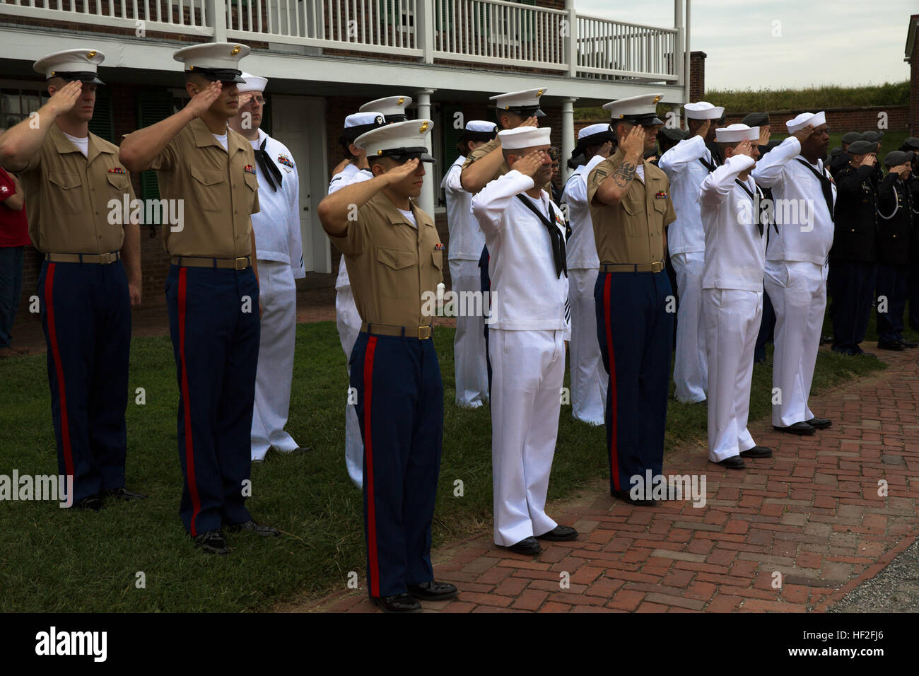 Les Marines et les marins ont participé à une cérémonie commémorative en 9/11 au Fort McHenry National Park, Maryland, saluant pendant le jeu de Taps et de la Star-Spangled Banner pour honorer les victimes des attaques de 2001. Banque D'Images