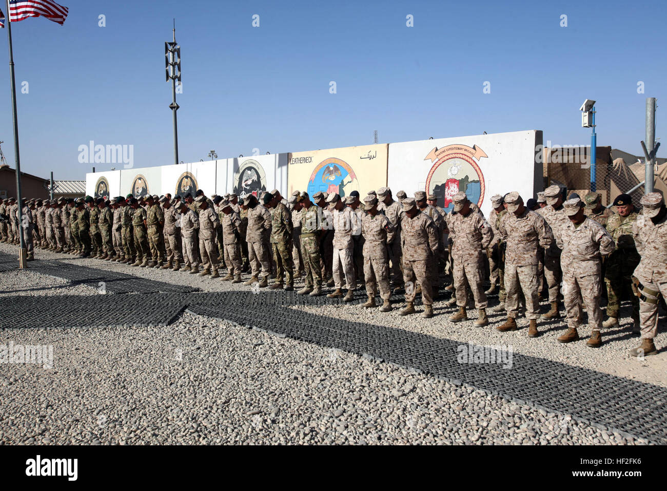 Les Marines américains, les marins et les partenaires de la coalition observent un moment de silence lors d’une cérémonie commémorative de 9/11 au Camp Leatherneck, Afghanistan, le 11 septembre 2014, en hommage aux victimes des attentats terroristes de 2001. Banque D'Images