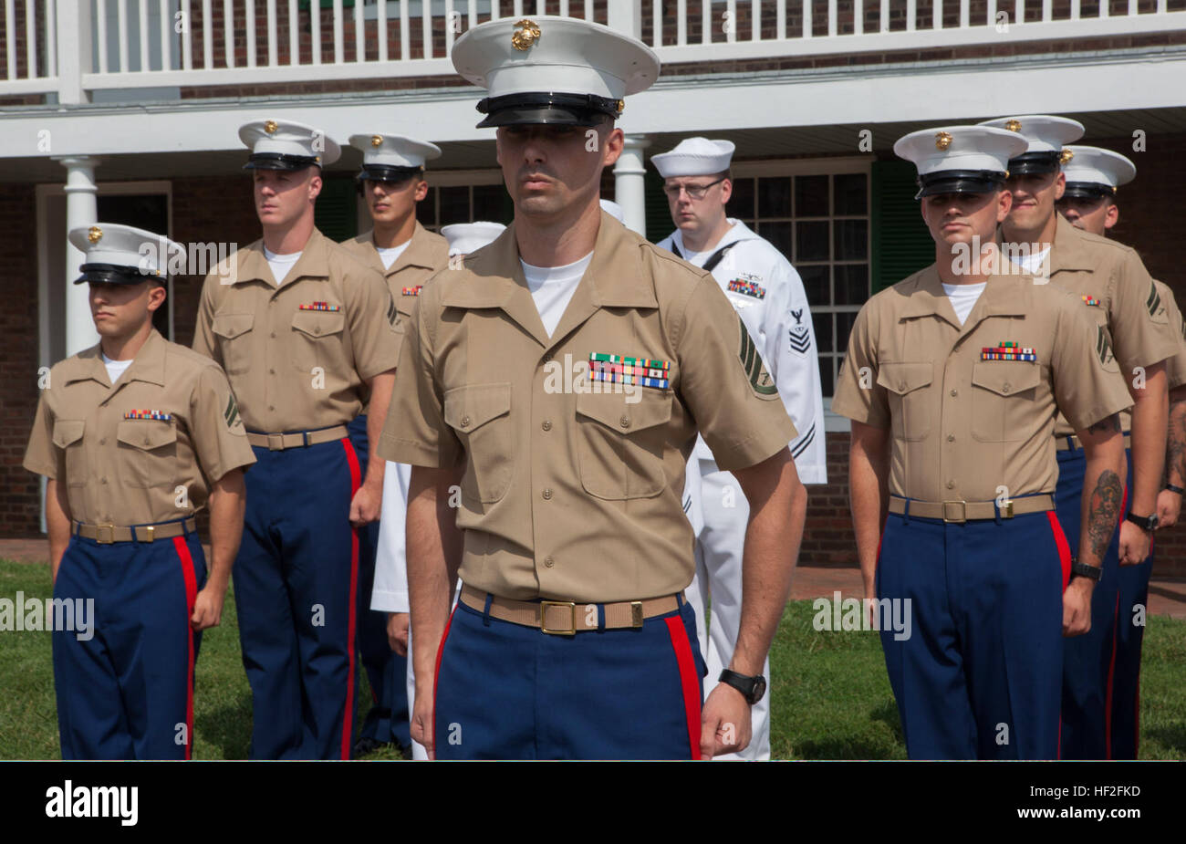 Des marins et des marins participent à un mémorial en 9/11 au Fort McHenry National Monument and Historic Shrine à Baltimore, honorant les victimes des attaques du 11 septembre et du bicentenaire de la bannière étoilée. Banque D'Images