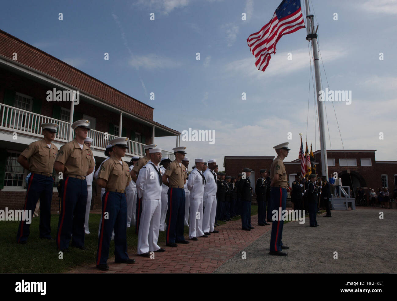 Les Marines et marins américains participent à une cérémonie commémorative de 9/11 au Fort McHenry National Monument and Historic Shrine à Baltimore le 11 septembre 2014, en hommage aux personnes perdues lors des attaques de 2001. Les membres du Service ont visité la région dans le cadre du Star-Spangled Spectacular célébrant le 200e anniversaire de la bannière Star-Spangled. Banque D'Images