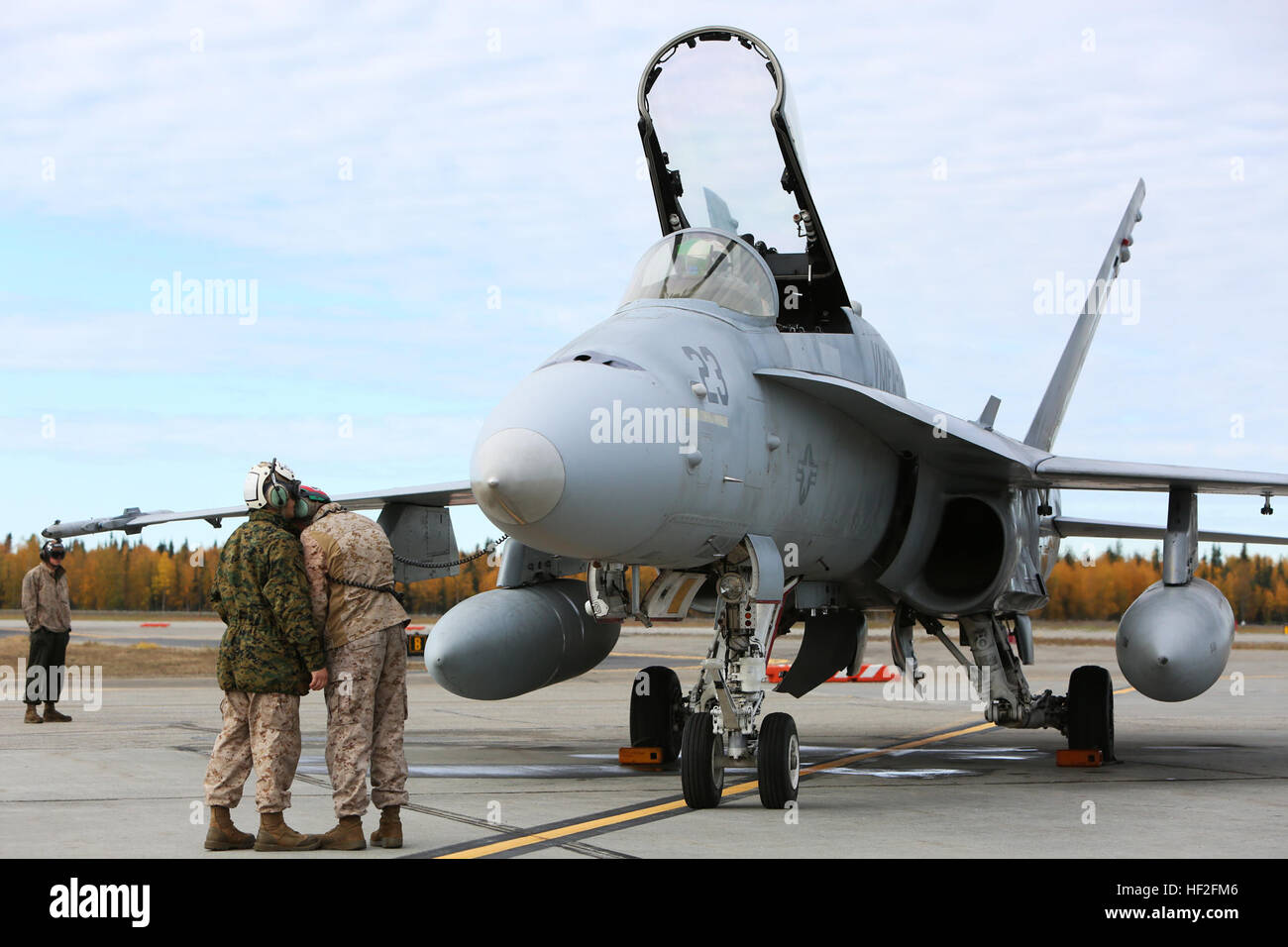 Le Sgt. Steven Johnson (porter veste en Goretex forestiers), un représentant d'assurance de la qualité avec Marine Fighter Squadron 122 attaques et Fairbanks, Alaska, les autochtones, aide un marin entretien avec rotation de pré-vol de l'escadron sur l'un des F/A-18C Hornet, le 11 septembre 2014, à bord d'Eielson Air Force Base, en Alaska. Chasse Marine Attack Squadron 122 effectue la formation au niveau de l'unité en Alaska dans le cadre de l'exercice Frontier lointain. VMFA-122 vient Marine accueil au cours de la frontière lointaine 140911-M-RQ061-096 Banque D'Images