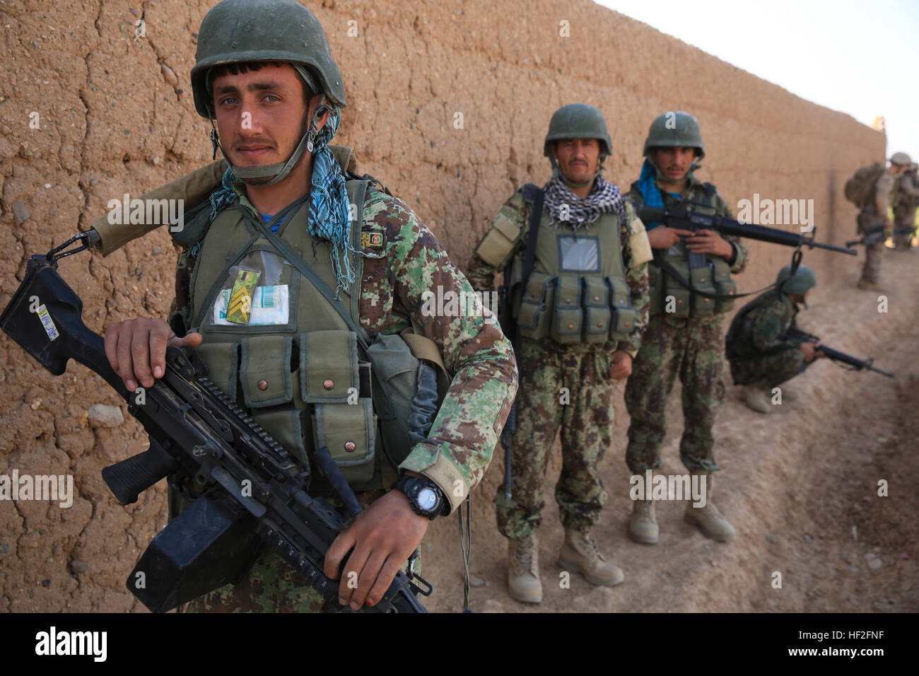 L'Armée nationale afghane (ANA) ont affecté à la 4e, 6e Kandak Tolay, 5e Brigade, 215e Corps, participer à une patrouille dans une zone à l'ouest de Gereshk, dans la province d'Helmand, en Afghanistan, le 12 septembre 2014. La patrouille a été le cadre d'une opération de trois jours pendant laquelle des Marines des États-Unis a appuyé les militaires de l'ANA à perturber les activités des talibans et nettoyer la zone de combattants ennemis. (Official U.S. Marine Corps photo par le Cpl. Darien J. Bjorndal, Marine Expeditionary Brigade - Afghanistan/) Parution Marines perturber Taliban, du 11 au 13 septembre 140912-M-MF313-109 Banque D'Images