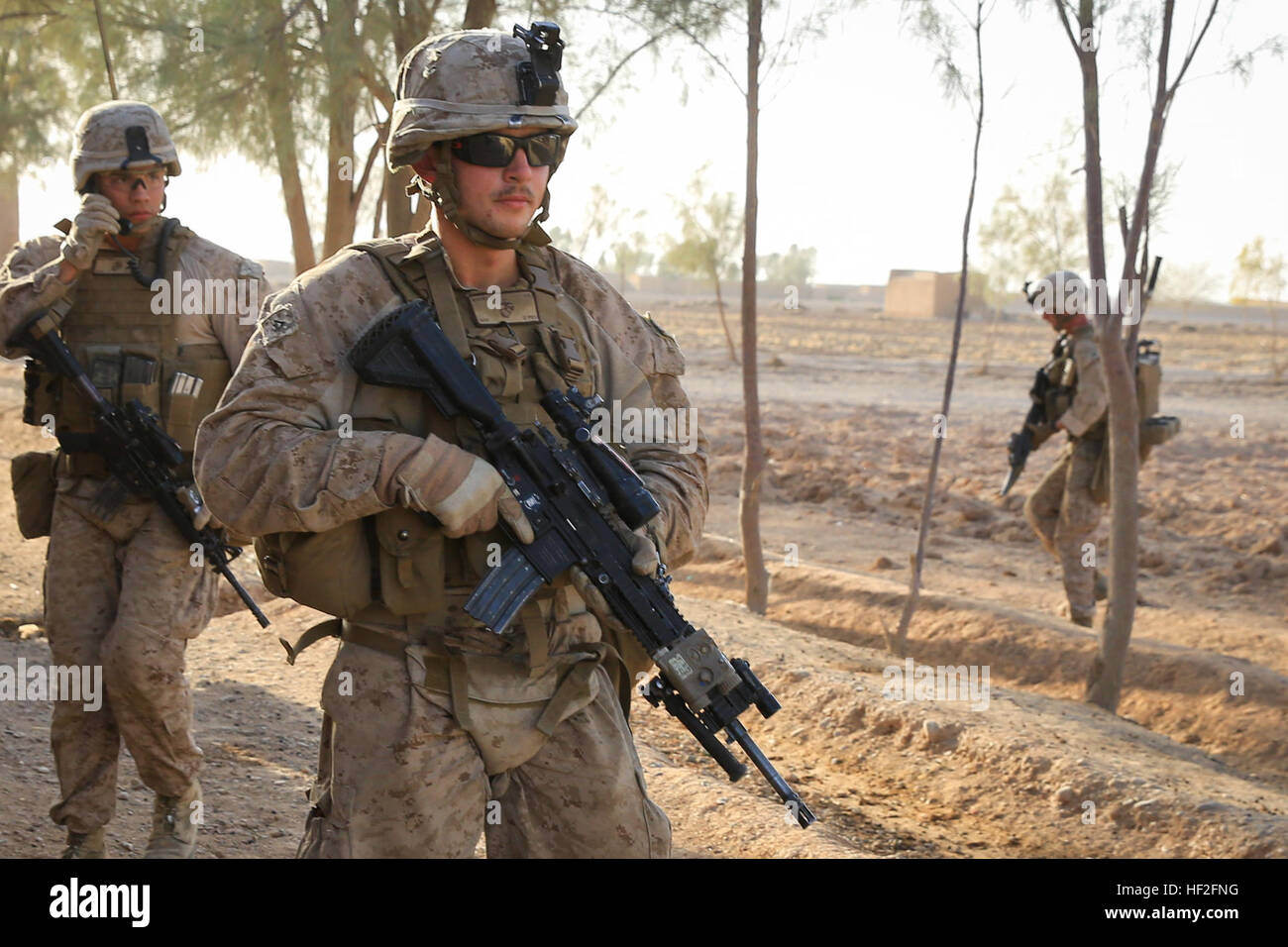 Le Corps des Marines des États-Unis. John Buckley, un fantassin affecté à un peloton 3d, la Compagnie Bravo, 1er Bataillon, 2e Régiment de Marines, marche dans un chemin de terre tout en participant à une patrouille à l'ouest de Gereshk, dans la province d'Helmand, en Afghanistan, le 12 septembre 2014. La patrouille a été le cadre d'une opération de trois jours pendant laquelle des Marines des États-Unis en charge des militaires de l'Armée nationale afghane à perturber les activités des talibans et nettoyer la zone de combattants ennemis. (Official U.S. Marine Corps photo par le Cpl. Darien J. Bjorndal, Marine Expeditionary Brigade - Afghanistan/) Parution Marines perturber Taliban, du 11 au 13 septembre 14091 Banque D'Images