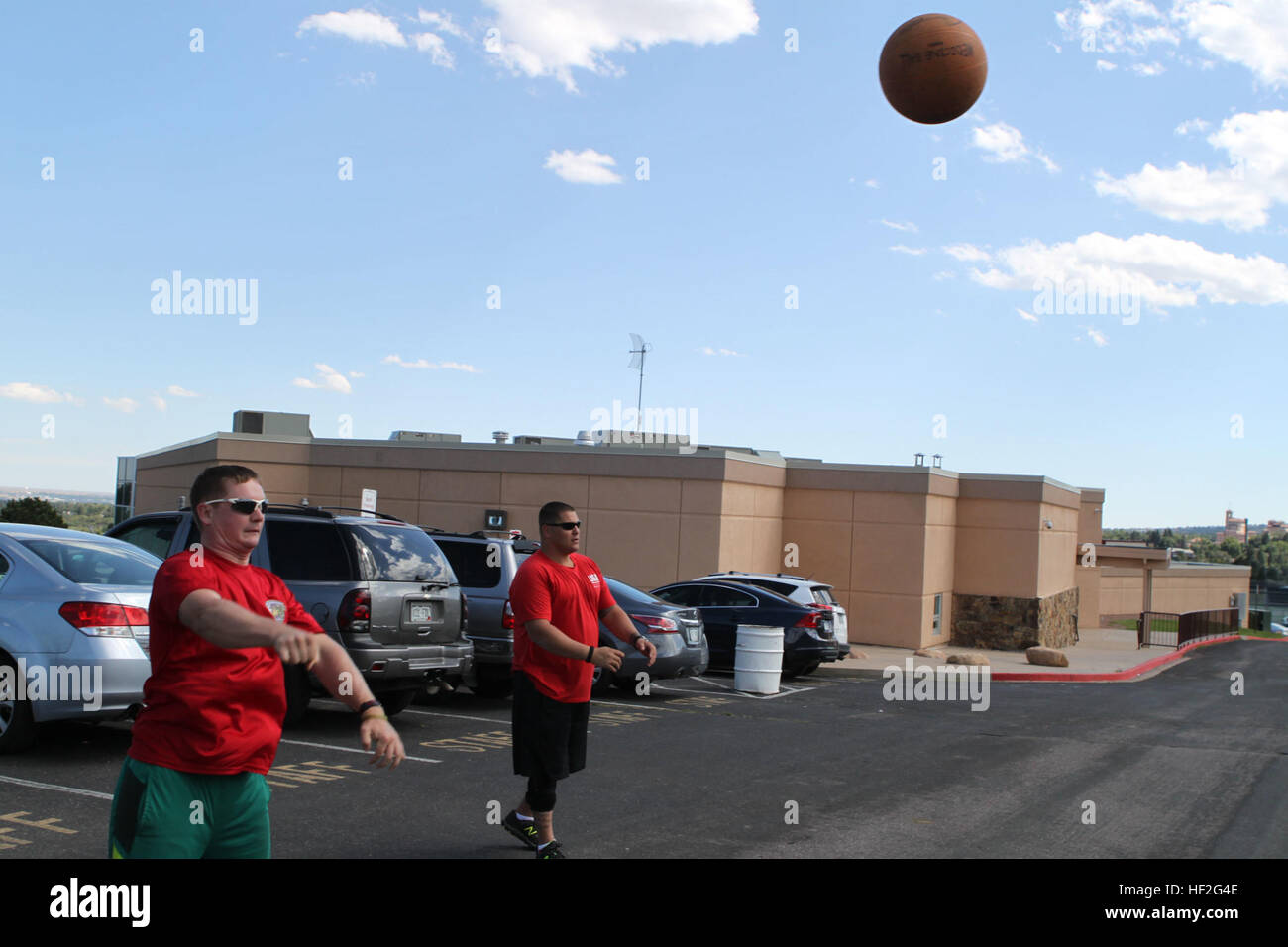 Lance le Cpl. Christopher Stephenson (à gauche), originaire de Hutchinson, Kansas, et le Sgt. Michael Wishnia, originaire de Livingston, New Jersey, effectuer medicine-ball se jette dans le cadre de leur accueil chaleureux au cours de la pratique de terrain de l'équipe de Marine le 19 septembre 2014 en préparation pour le jeux de guerrier. L'équipe de Marine s'entraîne depuis le 15 septembre afin de construire la cohésion de l'équipe et de l'acclimater à l'altitude au-dessus de 6 000 pi de Colorado Springs. L'équipe de Marin est composée d'un service actif et anciens combattants blessés, malades et blessés marines qui sont jointes ou soutenu par le régiment du guerrier blessé Banque D'Images