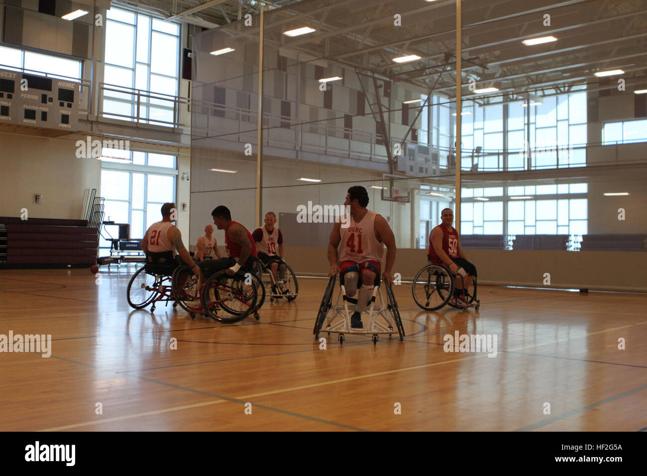 Les membres de l'équipe marine Venez vous réchauffer au cours de la pratique de basket-ball en fauteuil roulant, le 20 septembre, en préparation de la 2014 Jeux de guerrier. L'équipe de marines a été la formation depuis le 15 septembre afin de construire la cohésion de l'équipe et de l'acclimater à l'altitude de 6 000 pieds au-dessus du Colorado Springs. L'équipe de Marines est composé d'états de service actif et d'anciens combattants blessés, malades et blessés marines qui sont jointes ou soutenu par le guerrier blessé Regiment, le site officiel de l'unité Marine Corps chargé d'offrir des soins de rétablissement non médicaux aux blessés, malades et blessés des Marines. Le jeu guerrier Banque D'Images