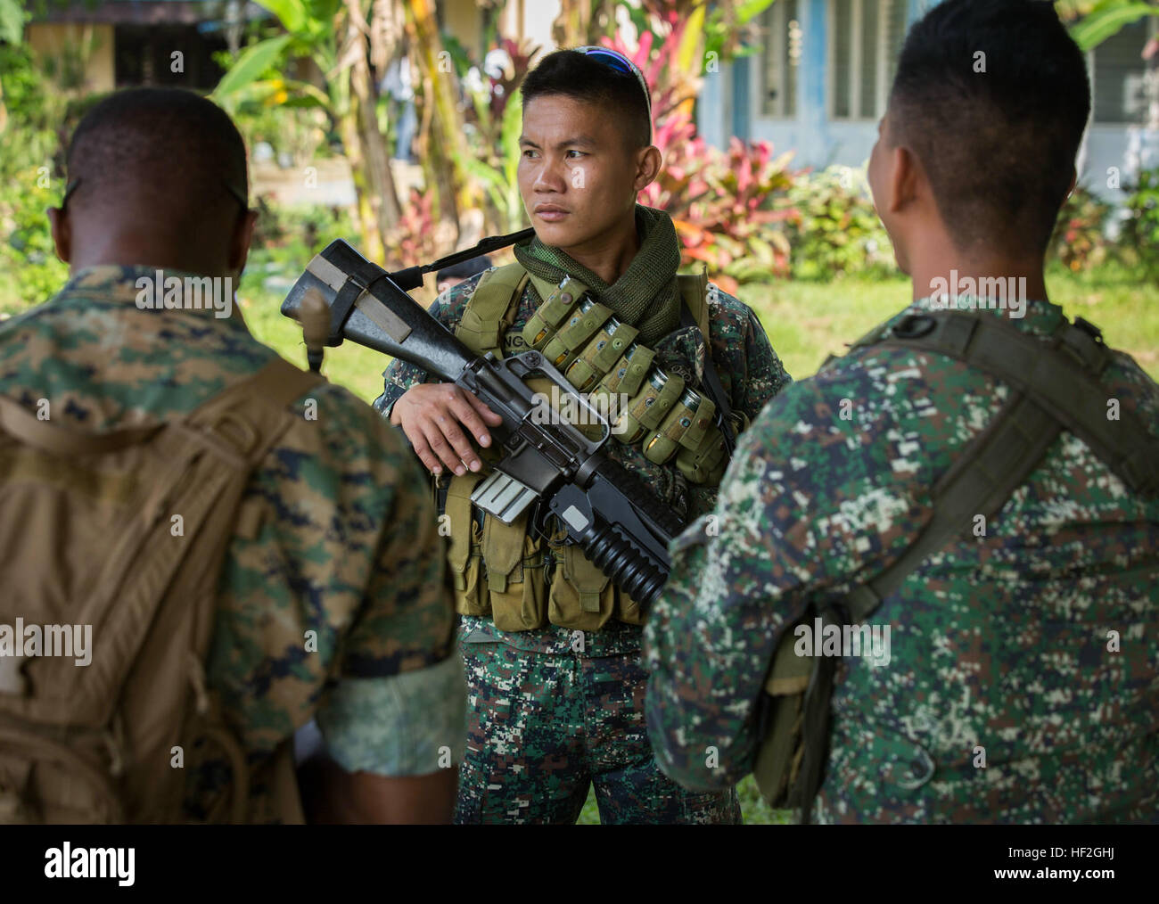 Marine Philippine Le Cpl. Joreixt Alingco, 34e Bataillon, Compagnie Maritime de l'équipe d'atterrissage 4, est l'un des nombreux marins philippins pour assurer la sécurité d'un expert en la matière médicale tenue à l'échange national de Langogan High School à Palawan, Philippines menant à l'exercice de débarquement amphibies (PHIBLEX) 15. L'expert en la matière permet l'échange de la Marine et de membres du personnel dentaire enseigner la RCR et soins dentaires appropriés pour les enseignants, les étudiants, et les résidents locaux. PHIBLEX est un exercice d'entraînement annuel, bilatérales menées par les forces armées des Philippines, les Marines américains et la marine pour streng Banque D'Images