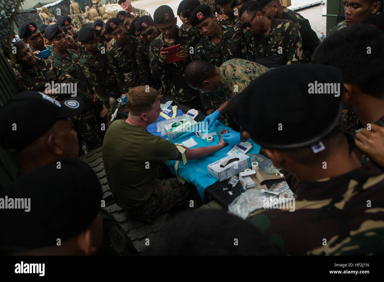 L'Hôpital de la Marine américaine 3e classe Corpsman Kyle Johnson, 3e Bataillon Médical, 3e Groupe Logistique Maritime, donne un cours sur les procédures par voie intraveineuse à des aviateurs des Philippines avec 710 opérations spéciales au cours de l'exercice d'atterrissage aile amphibie (PHIBLEX) 15 dans la Vallée-de-Corbeau, Tarlac, Philippines, Octobre 5, 2014. PHIBLEX est un exercice d'entraînement annuel, bilatérales menées par les forces armées des Philippines, les Marines américains et la marine pour renforcer l'interopérabilité avec toute une gamme de moyens d'inclure les secours en cas de catastrophe et de contingence. (U.S. Marine Corps photo de la FPC. Matthieu/PHIBL Casbarro parution) Banque D'Images