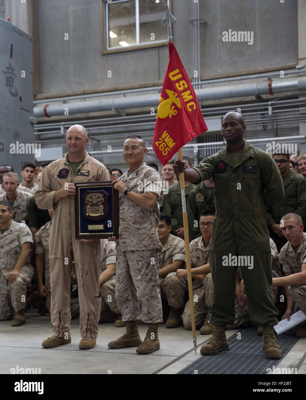 Les marines de l'escadron 265 ont été présentés avec le chef d'opérations de la Marine Aviation Safety Award le 10 octobre à la station d'air marin à Futenma. Les Marines ont été présenté le prix pour montrer un exemple de culture de la sécurité au cours de l'année financière pour 2013. C'est la première fois que l'escadron a été reconnu pour leur sécurité en tant qu'escadron d'Osprey. Les Marines de l'escadron 265 sont avec Marine, Groupe d'aéronefs 36, 1er, aile d'avion Marine III Marine Expeditionary Force (U.S. Marine Corps photo par Lance Cpl. Elmy Rebecca/libérés) Dragons reconnus pour l'excellence de la sécurité en 2013 141010-xx-M123-007 Banque D'Images