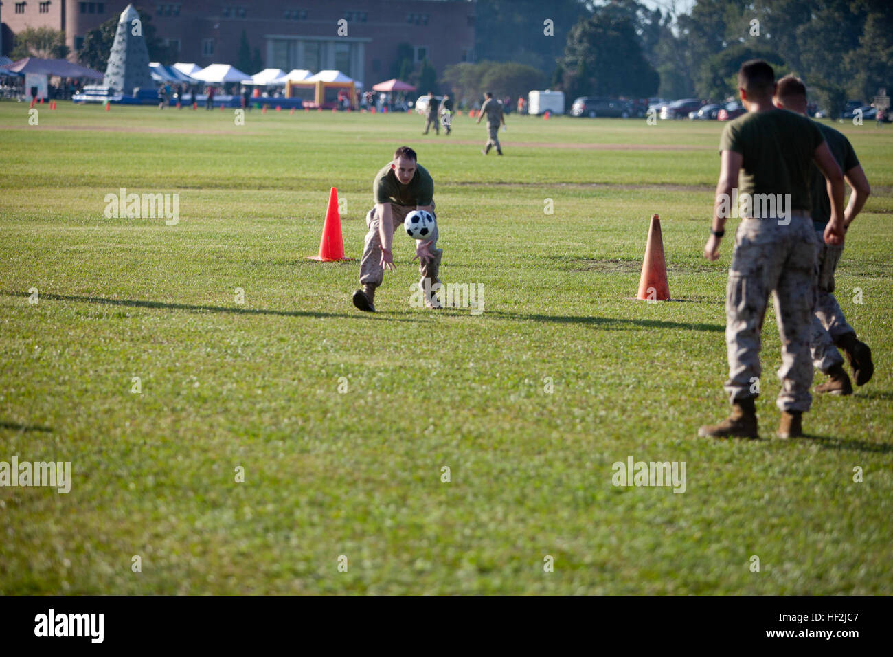 Les Marines américains avec le Siège de l'AC (bataillon ne.), 2e Division de marines (MARDIV), participer à un tournoi de soccer sur le terrain lors d'un répondre à William P.T. Domaine de la colline, Camp Lejeune, N.C., 10 octobre 2014. Le terrain se réunissent a été conçu pour renforcer le moral, la cohésion de l'unité et la camaraderie entre les Marines dans l'unité. (U.S. Marine Corps photo par Lance Cpl. Abraham Lopez, 2e Division de marines/Caméra de combat Bataillon) Siège de parution Domaine Rencontrez 141010-M-MN519-074 Banque D'Images