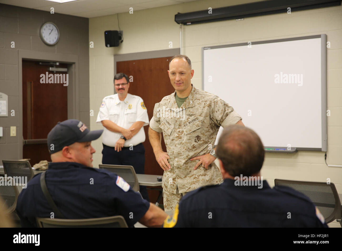 Le colonel Chris Pappas parle avec un groupe d'employés de Cherry Point l'incendie et d'urgence du ministère au Marine Corps Air Station Cherry Point, N.C., le 15 octobre 2014. La station l'incendie et d'urgence Ministère gagné le Marine Corps petit feu Ministère de l'année 2013. Pappas est le commandant de l'air station. Fire Cherry Point, les services d'urgence gagne excellence award 141015-M-SR938-055 Banque D'Images