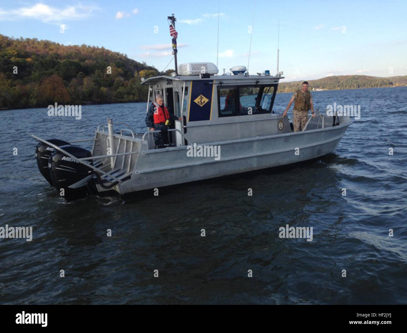 Une patrouille de la Milice navale de New York d'équipage de bateau affecté à l'Armée de secours Service fonctionne sur la rivière Hudson, près de la centrale nucléaire d'Indian Point Le vendredi et samedi, 17 et 18 octobre aux équipes de train, les travaux sur les techniques de communication, et de tester les procédures de mobilisation. Vingt cinq marins ont participé à la formation. La milice navale de New York est un état spéciale composée de la Marine et du corps des membres de la Réserve qui aussi se porter volontaire pour le service actif de l'état ainsi qu'un petit nombre de retraités militaires. (Division des affaires militaires et navales Photo de maître de 1 Steve Gauci/R Banque D'Images