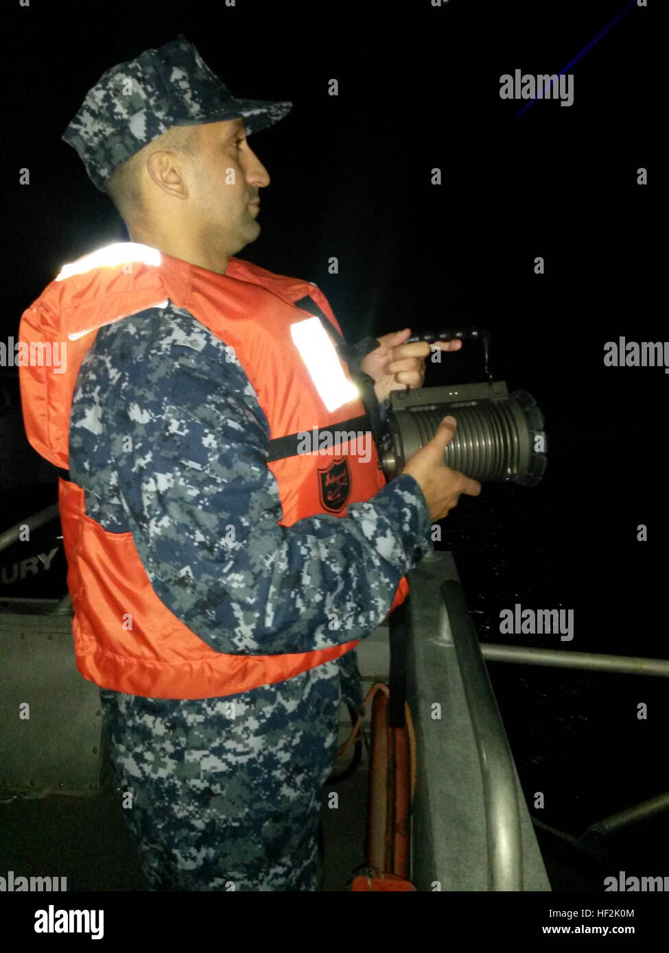 Milice navale de New York, le Maître de 3e classe Jamsel Reyes utilise une lumière à haute intensité au cours de la formation sur la rivière Hudson ici le 17 octobre. Milice navale de New York les équipes de patrouilleurs affectés à l'Armée de secours Service exploité dans la rivière Hudson près de la centrale nucléaire d'Indian Point Le vendredi et samedi, 17 et 18 octobre aux équipes de train, les travaux sur les techniques de communication, et de tester les procédures de mobilisation. Vingt cinq marins ont participé à la formation. (Division des affaires militaires et navales Photo de maître de 1 Steve Gauci/libérés) Milice navale de New York, le Maître de 3e Banque D'Images