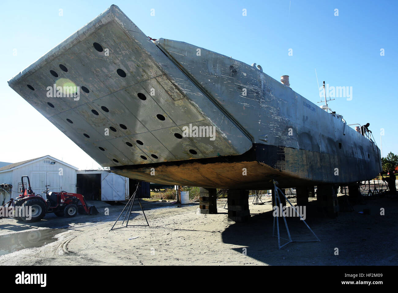 Les marins et les entrepreneurs civils travaillent ensemble à maintenir un Landing Craft bateau mécanisé-8 à Jarrett Bay Boatworks ship yard, Beaufort, N.C., le 28 octobre 2014. Marine Corps Air Station Cherry Point a deux LCM-8 qui sont utilisés pour le transport des marchandises et du personnel à la station aérienne de plusieurs intervalles cibles. Les bateaux entretenus comme prévu tous les deux à trois ans afin d'assurer les navires peuvent soutenir leurs charges de travail rigoureux. Les marins, civils maintenir LCM-8 141028-M-B069-002 Banque D'Images