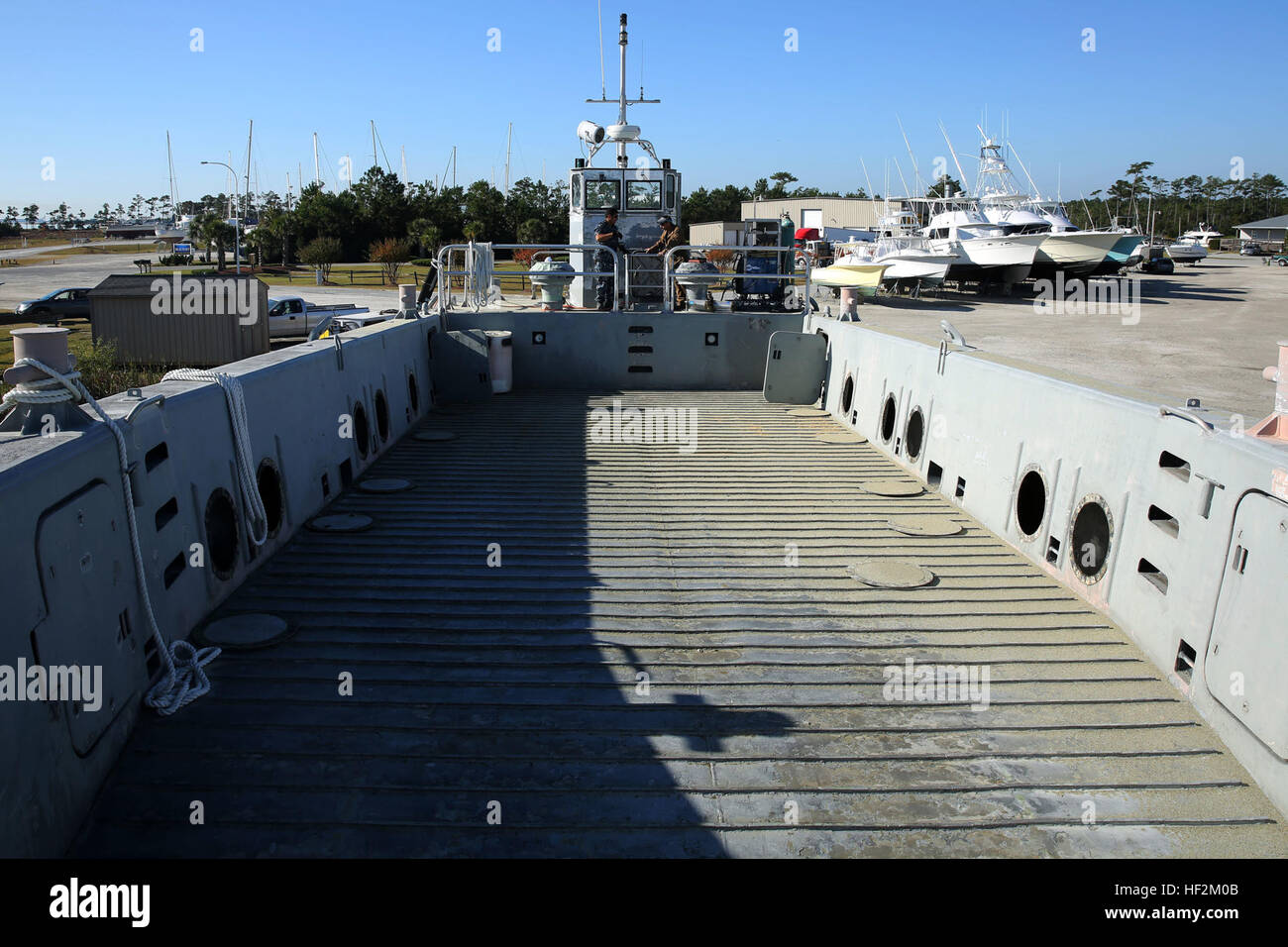 Les marins et les entrepreneurs civils travaillent ensemble à maintenir un Landing Craft bateau mécanisé-8 à Jarrett Bay Boatworks ship yard, Beaufort, N.C., le 28 octobre 2014. Marine Corps Air Station Cherry Point a deux LCM-8 qui sont utilisés pour le transport des marchandises et du personnel à la station aérienne de plusieurs intervalles cibles. Les bateaux entretenus comme prévu tous les deux à trois ans afin d'assurer les navires peuvent soutenir leurs charges de travail rigoureux. Les marins, civils maintenir LCM-8 141028-M-B069-014 Banque D'Images