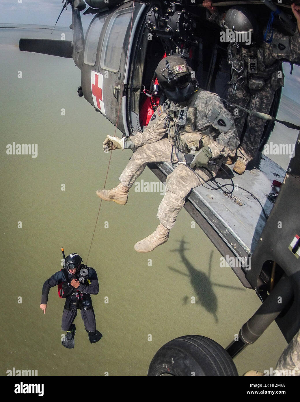 Le Sgt. A.J. Harrelson (assis) et le Sgt. Chris Renaud Lynn inférieur de leur Burttschell "UH-60 Black Hawk" au cours de l'hélicoptère de recherche et sauvetage sur la formation. Burttschell, de Wimberley, Texas, travaille pour le comté de Travis Vol Star et est membre du groupe de travail 1 du Texas (TX-TF1) Les soldats, qui sont membres de la 36e Brigade d'aviation de combat (cabine), 36e Division d'infanterie (Texas Army National Guard), ont effectué plusieurs jours de formation sur la côte du golfe du Mexique, près de Galveston, Texas. La 36e CAB travaille régulièrement avec TX-TF1 et est prête à répondre aux catastrophes naturelles en vertu de l'Emer Banque D'Images