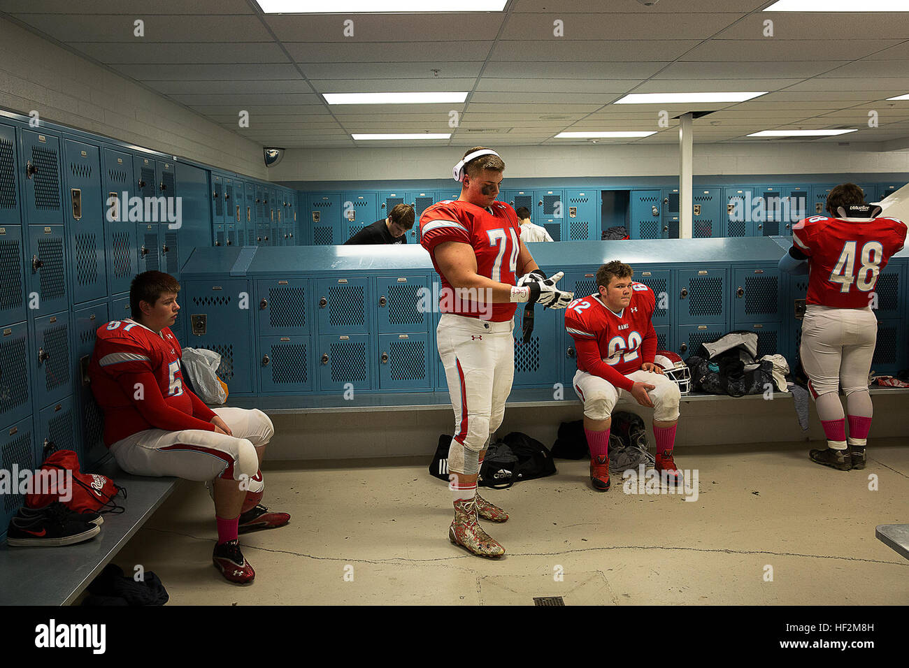 Shane Lemieux (centre), une offensive de l'Ouest aborder Valley High School et de l'équipe de football universitaire Rams 17 ans originaire de Yakima, Washington, enfile ses gants avant un match contre les Panthers de Wenatchee High School de West Valley High School de Yakima, Washington, le 31 octobre 2014. Seattle et Yakima-basé de Marine a présenté son Lemieux 2015 Semper Fidelis All-American Bowl jersey au jeu. Lemieux, une université de l'Oregon est parmi environ 100 athlètes étudiants de partout au pays sélectionnés pour participer au jeu à l'StubHub Center de Carson, en Californie, le 4 janvier 2015. Il rejoint Marie Banque D'Images