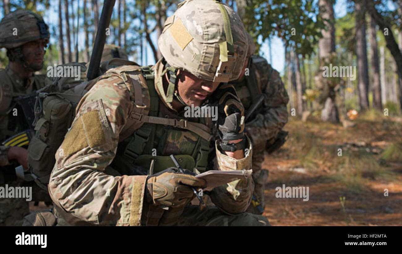 Un Marine royale britannique communique aux forces de la coalition au cours de l'attaque d'un village de combat dans le Marine Corps Base Camp Lejeune, Caroline du Nord le 7 novembre 2014. C'était l'un des nombreux événements de formation de Bold Alligator 2014. Un débarquement de grande envergure sur la côte Est de l'exercice conçu pour améliorer les forces réponse à une myriade de différentes crises. Bold Alligator 14 ; MOUT 141108-M-SE090-002 Banque D'Images