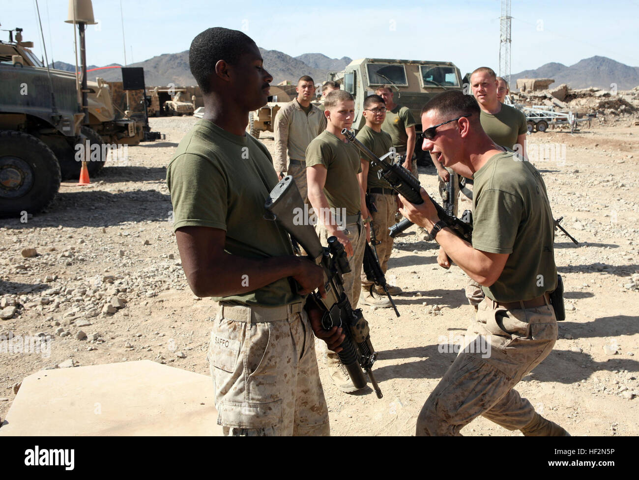 À l'aide de son fusil, le Sgt. Daniel P. Hubbert montre une barre oblique pour Marines avec l'entreprise, 3e Bataillon, 8e Régiment de Marines (renforcée), Marine Corps au cours du programme d'Arts Martiaux soutien la formation à une base d'opérations avancée Zad, dans la province d'Helmand, République islamique d'Afghanistan, le 7 mars 2009.Les Marines utilisent ce qu'ils ont du temps libre dans les murs de protection de la télécommande pour maintenir leur santé physique et la concentration mentale. "Nous essayons d'obtenir tout le monde où ils sont censés être et essayer d'utiliser ce que nous avons à l'heure (la formation),' dit Hubbert. Hubbert a expliqué que le s Banque D'Images