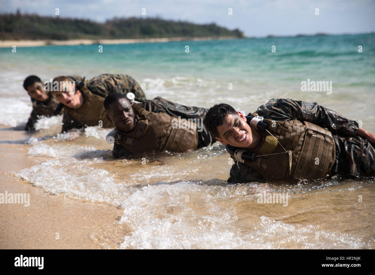 Marines effectuez une planche latérale dans les eaux peu profondes proches bleu, Okinawa, le 21 novembre, au cours de l'événement culminant de Marine Corps instructeur en arts martiaux cours 1-15. L'événement culminant poussé les Marines et marin à leurs limites physiques et mentales, tout en les défiant avec MCMAP fondamentaux. Les Marines et marin au cours formés pendant trois semaines afin de gagner leur instructeur d'onglets. Après l'obtention de leur onglet, ils ont désormais la possibilité de pratiquer et d'enseigner les disciplines et les enseignements qu'ils ont appris dans le cours. Le cours a été donné par le Siège et l'appui bataillon, Banque D'Images