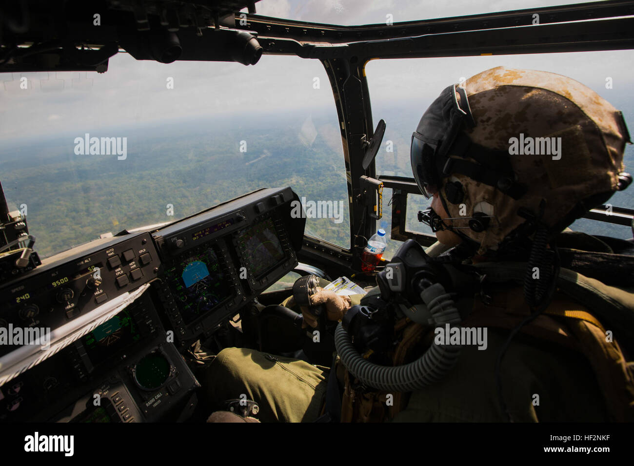 Le major du Corps des Marines américain Paul Herrera, avec SPMAGTF Crisis Response - Afrique un pilotes MV-22B Osprey chargé avec des sacs de béton qui seront utilisés par les organismes de santé locaux et internationaux pour construire des unités de traitement d'Ebola alors que, dans le cadre de l'opération United Assistance, au Libéria, le 21 novembre, 2014. United Assistance est une opération du Ministère de la Défense afin d'assurer le commandement et le contrôle, la logistique, la formation, et du soutien technique à l'Agence des États-Unis pour le développement international- a dirigé les efforts visant à contenir l'épidémie du virus Ebola en Afrique occidentale. (U.S. Marine Corps photo par Lance Cpl. Andre Dak Banque D'Images