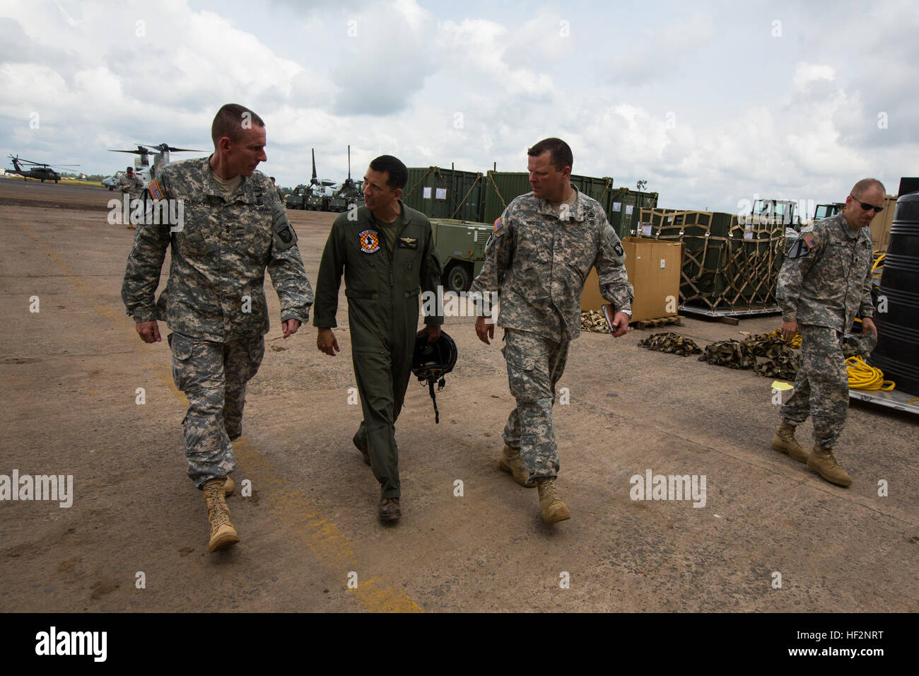 L'Armée américaine, le général Gary Volesky, 101e Division aéroportée du général commandant du Corps des Marines des États-Unis parle avec le Lieutenant-colonel Colin Brainard, commandant de l'élément de combat de l'aviation d'intervention en cas de crise SPMAGTF - Afrique, avant la réunion avec les Marines et les marins le jour de Thanksgiving, alors que, dans le cadre de l'opération United Assistance à Monrovia, au Libéria, le 27 novembre 2014. United Assistance est une opération du Ministère de la Défense afin d'assurer le commandement et le contrôle, la logistique, la formation, et du soutien technique à l'Agence des États-Unis pour le développement international- a dirigé les efforts visant à contenir l'épidémie du virus Ebola en Afrique de l'Ouest un Banque D'Images