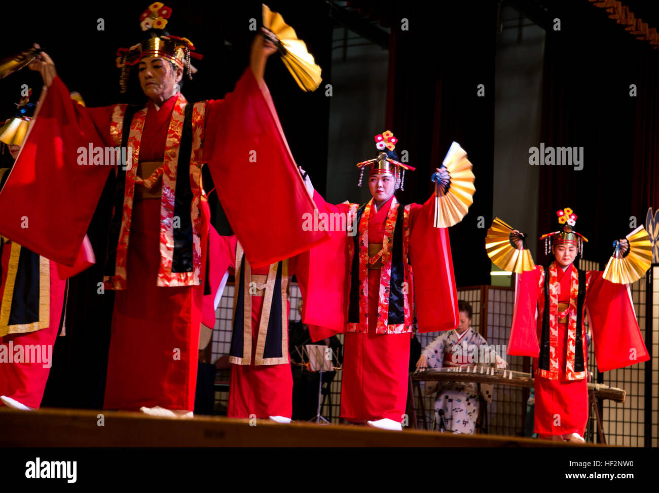 Interprètes de la danse à la Akauma Bushi le 29 novembre à l'auditorium des arts sur Camp Foster, lors d'une performance de danse et de la culture d'Okinawa. Le Akauma Bushi est traditionnellement effectuée sur l'image pour les îles Yaeyama au début de banquets et concerts, selon une brochure d'information distribué lors de l'exécution. Les interprètes dansent sur de la musique traditionnelle par des musiciens à l'aide d'instruments culturels tels que le Koto, un instrument à cordes, et un Shakuhachi, une flûte de bambou vertical. Le service des études de performance et de leurs familles sur les différents styles de t Banque D'Images