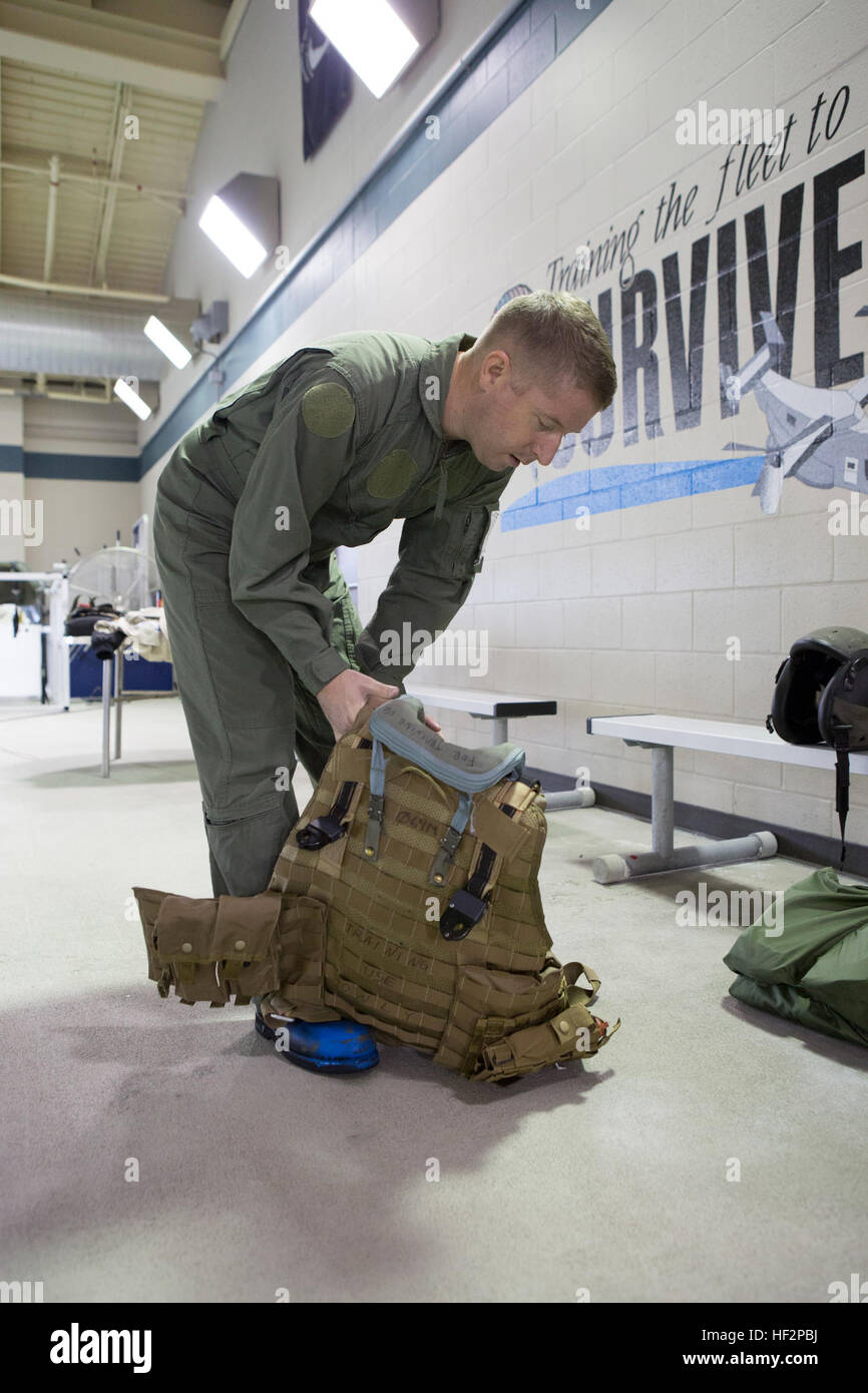 Le lieutenant de la Marine américaine Gregory W. Boggs, un agent affecté à la sécurité aérienne des aéronefs maritimes Groupe 29, rassemble un équipage de l'air veste de survie d'endurance à utiliser au cours d'un exercice d'entraînement à la survie en eau Marine Corps Air Station Cherry Point, N.C., 8 décembre 2014. L'exercice a été réalisée afin de se familiariser avec les marins de l'équipement de sécurité. (U.S. Marine Corps photo par le Cpl. Yosselyn A. Munnerlyn/libérés) Exercice d'entraînement de survie en eau 141208-M-OB177-009 Banque D'Images
