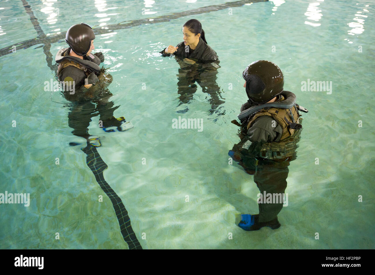 Les marins américains affectés à 2'aile de participer à un exercice d'entraînement à la survie en eau Marine Corps Air Station Cherry Point, N.C., 8 décembre 2014. L'exercice a été réalisée afin de se familiariser avec les marins d'équipage de l'endurance vestes de survie. (U.S. Marine Corps photo par le Cpl. Yosselyn A. Munnerlyn/libérés) Exercice d'entraînement de survie en eau 141208-M-OB177-041 Banque D'Images