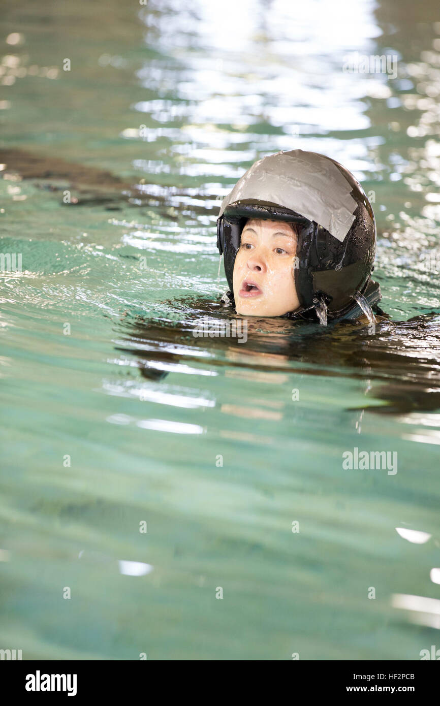 Le lieutenant de la Marine américaine Maile L. Richert, un agent affecté à la sécurité aérienne des aéronefs maritimes Groupe 26, nage au cours d'un exercice d'entraînement à la survie en eau Marine Corps Air Station Cherry Point, N.C., 8 décembre 2014. L'exercice a été réalisée afin de se familiariser avec les marins d'équipage de l'endurance vestes de survie. (U.S. Marine Corps photo par le Cpl. Yosselyn A. Munnerlyn/libérés) Exercice d'entraînement de survie en eau 141208-M-OB177-094 Banque D'Images