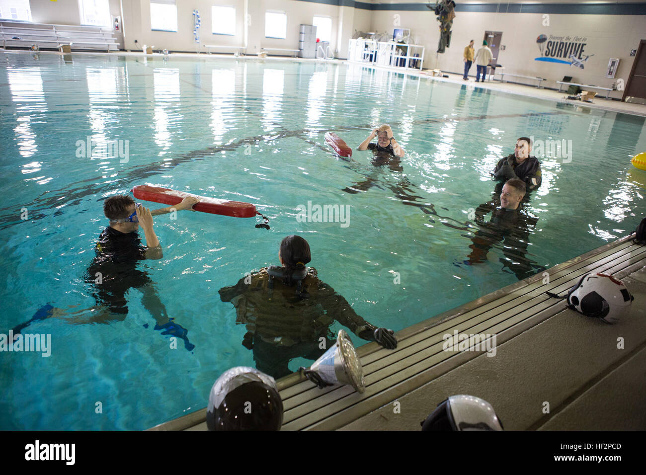 Les marins américains affectés à 2'aile de participer à un exercice d'entraînement à la survie en eau Marine Corps Air Station Cherry Point, N.C., 8 décembre 2014. L'exercice a été réalisée afin de se familiariser avec les marins d'équipage de l'endurance vestes de survie. (U.S. Marine Corps photo par le Cpl. Yosselyn A. Munnerlyn/libérés) Exercice d'entraînement de survie en eau 141208-M-OB177-105 Banque D'Images