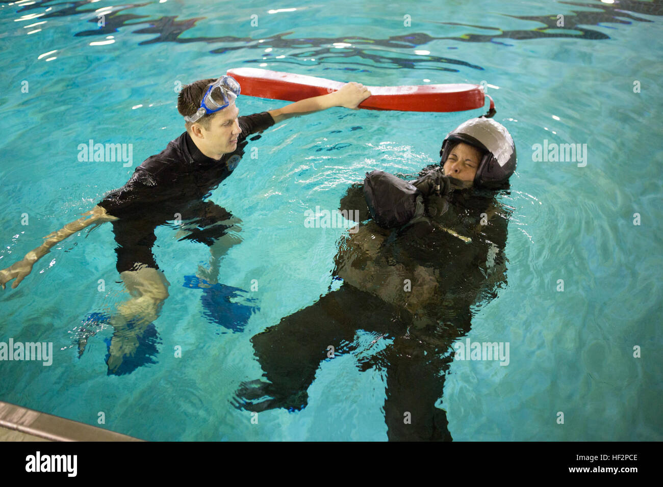 Les marins américains HM2 Mark L. Warren, à gauche, un technicien en physiologie aérospatiale corpsman attribué à l'aviation, Centre de formation en survie et le lieutenant Maile L. Richert, un agent affecté à la sécurité aérienne des aéronefs maritimes Groupe 26, effectuer des exercices d'épreuvage se noient au cours d'un exercice d'entraînement à la survie en eau Marine Corps Air Station Cherry Point, N.C., 8 décembre 2014. L'exercice a été réalisée afin de se familiariser avec les marins d'équipage de l'endurance vestes de survie. (U.S. Marine Corps photo par le Cpl. Yosselyn A. Munnerlyn/libérés) Exercice d'entraînement de survie en eau 141208-M-OB177-113 Banque D'Images