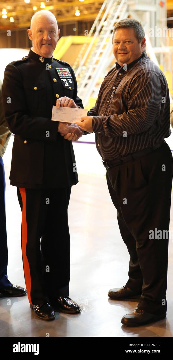 Le lieutenant-général Richard P. Mills, commandant des Forces maritimes, reçoit un chèque de Bart Jones, directeur général de Michoud de l'assemblage, en comme un don à la Marine Corps Reserve Toys for Tots Foundation, le 19 décembre 2014. Moulins et autres MARFORRES et marin Marine bénévoles sont allés sur un tour autour de l'installation, de voir comment le système de lancement spatial fusée n'est en cours. (U.S. Marine Corps photo par le Cpl. Brytani Musick) Installation d'assemblage Michoud donne à Toys for Tots 141219-M-OL895-004 Banque D'Images