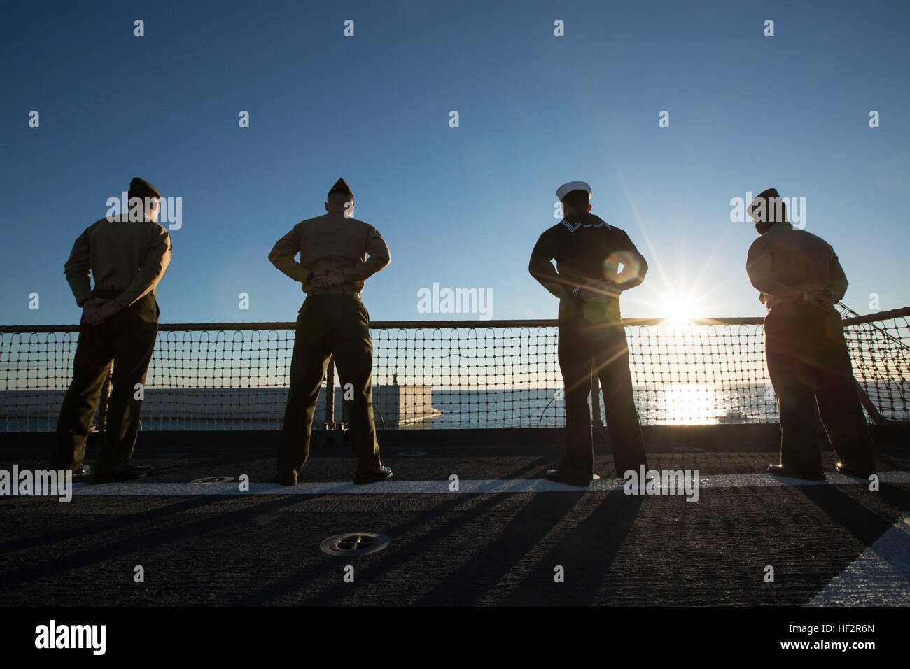 Marines et un marin avec la 24e Marine Expeditionary Unit et Iwo Jima homme groupe amphibie les rails à bord de l'USS Fort McHenry (LSD 43) Le 29 décembre 2014. Les Marines et les marins tiré à Valence, en Espagne, pour une escale au cours de la nouvelle année. La 24e MEU et Iwo Jima ARG mènent des opérations navales dans la sixième flotte américaine zone d'opérations à l'appui de la sécurité nationale des États-Unis en Europe. (U.S. Marine Corps photo par le Sgt. Devin Nichols/relâché), USS Fort McHenry 'met les rails" pour l'Espagne 141229-M-AR522-025 Banque D'Images