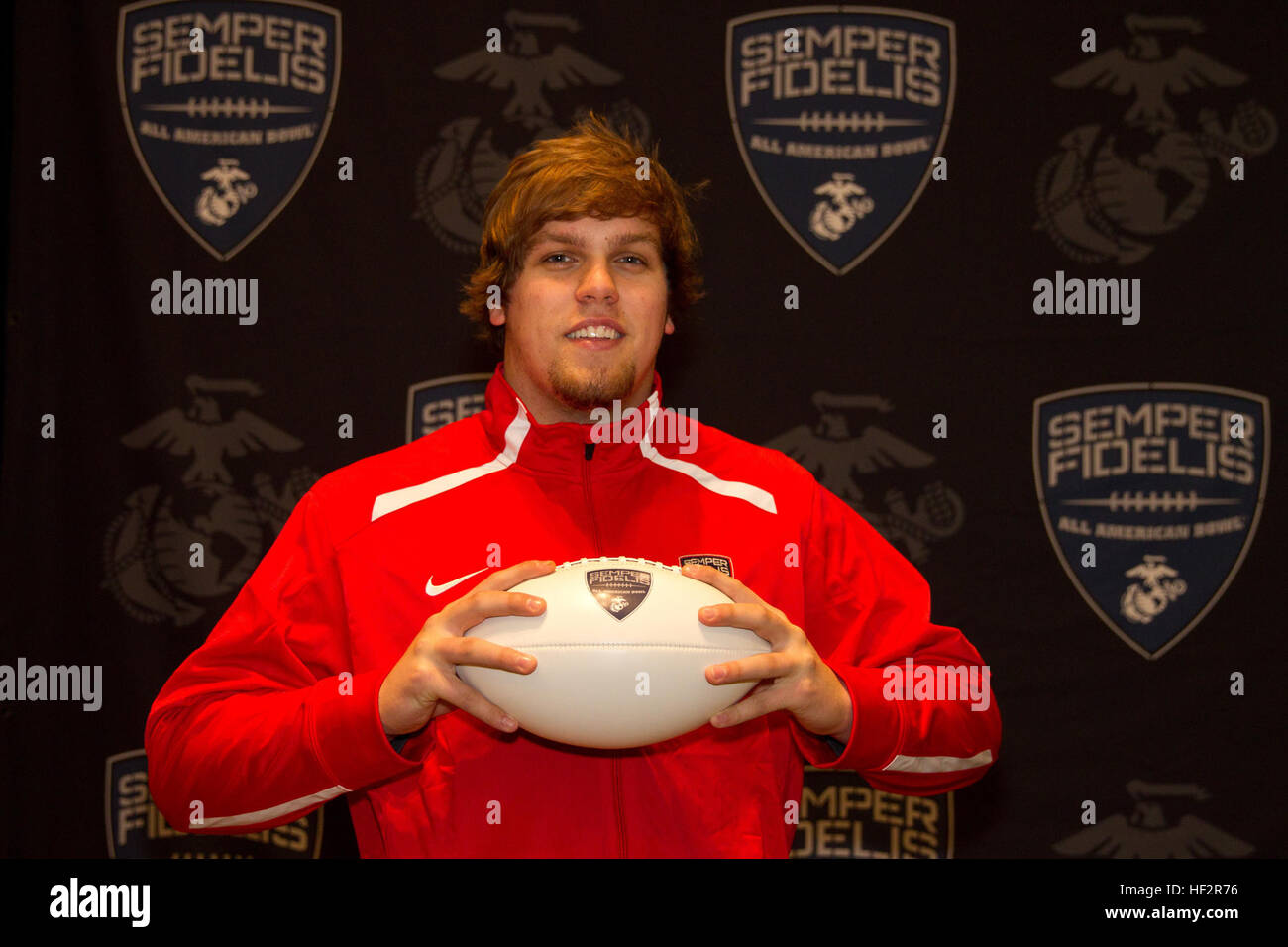 Noah Green, une offensive attaquer de Boiling Springs High School, Boiling Springs, S.C., arrive à contrôler le joueur à Carson, Californie le Déc 30 pour le Corps des Marines Semper Fi All-American Bowl. "J'ai hâte de l'ensemble de l'expérience et d'apprendre à travailler avec les Marines," dit vert. Sélection pour le Semper Fidelis All-American Bowl est un insigne d'honneur et donne l'occasion de récompenser un engagement à l'excellence scolaire et le leadership communautaire. Le bol sera télédiffusée en direct de l'StubHub Center de Carson, en Californie, à 18 h (HNP) le 4 janvier 2015 sur Fox Sports 1. 2015 Semp Banque D'Images