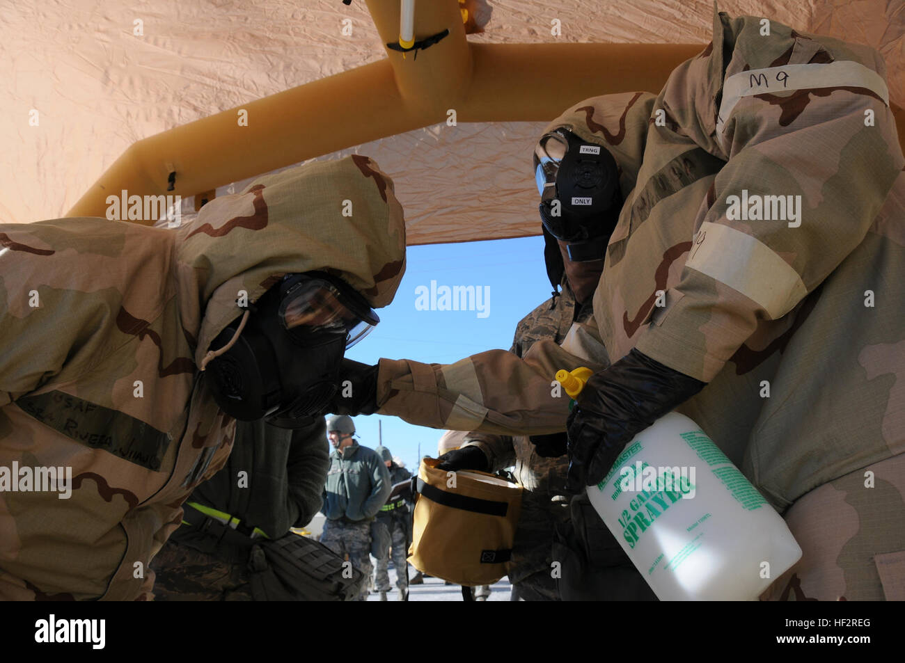 New Jersey Air National Guard Navigant de première classe Michael Siciliano nettoie le masque de l'Aviateur Senior Juan Rivera tout en passant par une maquette de la zone de contrôle de contamination 8 Janvier, 2015. La 177e Escadre de chasse aviateurs passent par plusieurs stations dans leurs engins chimiques afin d'assurer leur matériel est décontaminé. (U.S. Photo de la Garde nationale aérienne d'un membre de la 1re classe Powell/orange) Parution de la zone de contrôle de contamination 150108 formation-Z-PJ006-071 Banque D'Images