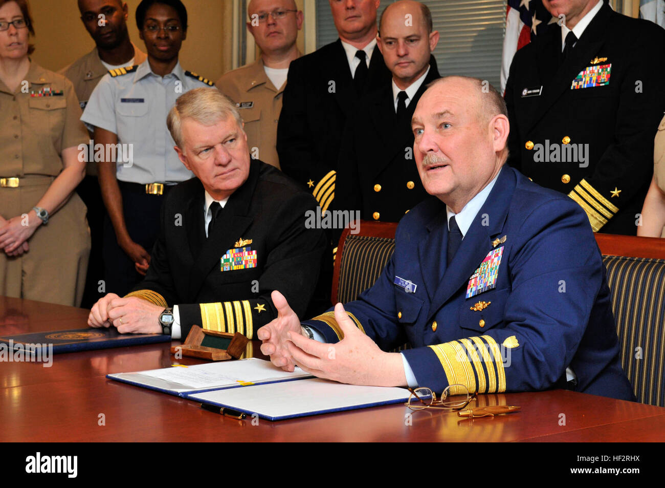 Commandant de la Garde côtière Adm. Thad Allen W., droite, prononce une allocution à titre de chef des opérations navales Adm. Gary Roughead regarde après la signature du protocole d'entente pour le programme Safe Harbor au cours d'une cérémonie de signature au Pentagone. L'accord reflète la Marine et la Garde côtière est résolu à fournir une vie de individuellement adaptés, coordonnés, les soins non médicaux à gravement blessés, malades ou blessés, les membres du service et de leurs familles. Sphère de sécurité DVIDS161960 Banque D'Images