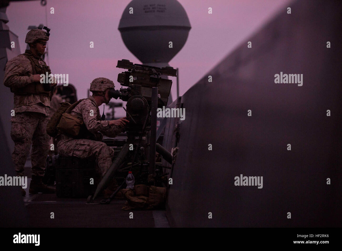 Lance le Cpl. Saul Valenzuela, un anti-tank missileman avec des armes, de l'entreprise Équipe de débarquement du bataillon du 3e Bataillon, 6e Régiment de Marines, 24e Marine Expeditionary Unit, une recherche dans l'optique d'une M41 système Sabre à bord de l'USS New York, en mer, 10 janvier 2015. Les Marines ont été l'aide à la sécurité des navires en transit par le Canal de Suez. La 24e MEU et Iwo Jima Groupe amphibie sont déployés à l'appui d'opérations de sécurité maritime et les efforts de coopération en matière de sécurité dans le théâtre dans la 5e flotte américaine zone d'opérations. (U.S. Marine Corps photo par le Cpl. Todd F. Michalek/libérés) 24 Banque D'Images