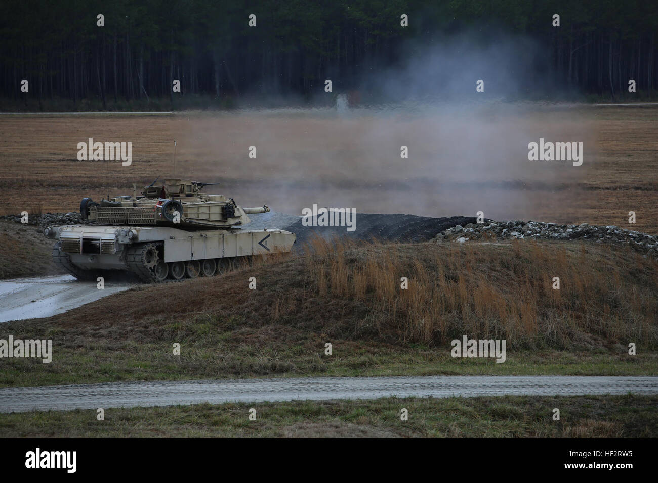 Marines avec réservoir peloton, Compagnie B, des combats au sol Groupe de travail intégré de l'élément feu, l'arme principale de 120 mm de la M1A1 Abrams tank durant un exercice d'entraînement à gamme SR-10, Marine Corps Base Camp Lejeune, Caroline du Nord, 13 janvier 2015. Peloton de chars avec des marines a effectué des missions offensives et défensives pour se préparer à une prochaine évaluation au Marine Corps Air Ground Combat Center Twentynine Palms, California. À partir de Octobre 2014 à juillet 2015, le GCEITF sera conduite au niveau individuel et collectif dans la formation professionnelle des armes de combat au sol désigné spécialités afin t Banque D'Images