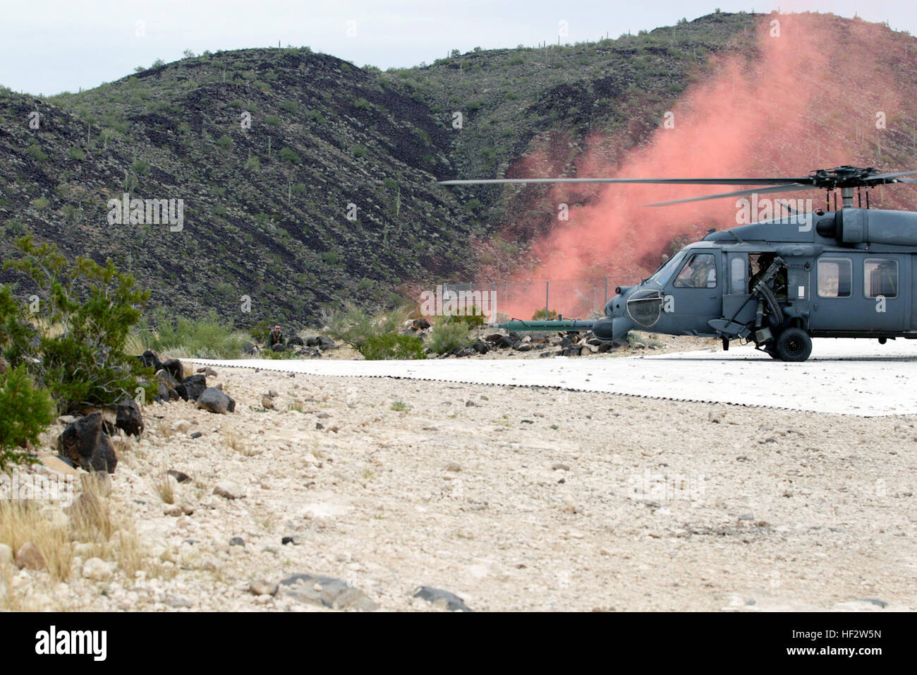 Un pilote de la 107e Escadron de chasse attend d'être secouru par un HH-60 Pave Hawk au cours d'un combat de l'exercice de recherche et sauvetage dans le Barry M. Goldwater Air Force Range, à l'ouest de Tucson (Arizona), le 29 janvier 2015. L'HH-60 est exploité par le 55e Escadron de sauvetage à la base aérienne Davis-Monthan Air Force Base. Le 107e et les éléments de la 127e Escadre participent à une série d'exercices de formation connu comme Snowbird, tandis qu'à la Force totale Centre de formation à la base aérienne Davis-Monthan. La 107e est aux commandes de l'A-10 Thunderbolt II et est attribué à Selfridge Air National Guard Base, au Michigan (É.-U. Air National Guard photo b Banque D'Images