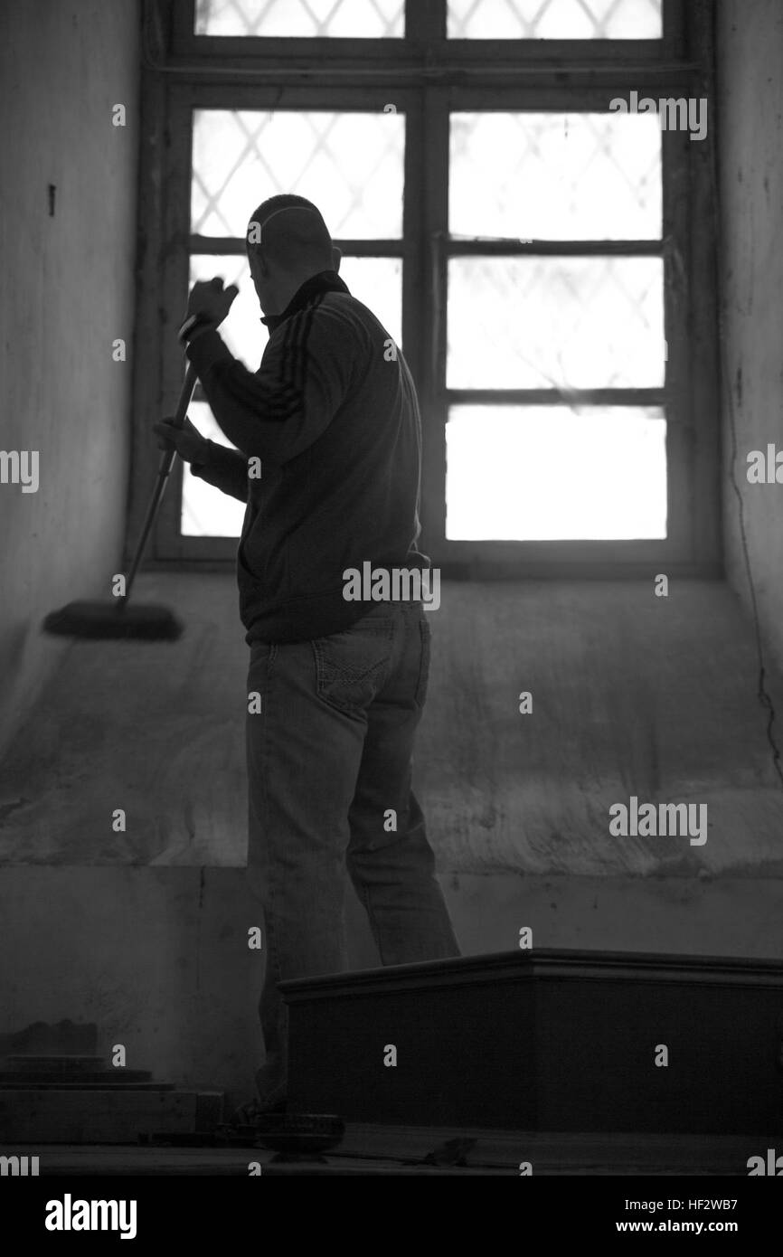 Le sergent marine. Dustin Lacey, le personnel de l'équipe du Burundi-sous-officier responsable avec air-sol marin spécialisé, Crisis-Response Task Force, un détachement à l'intérieur de la surface balaye une église de San Nicolo à Catane, Italie, le 31 janvier. Lacey et plus de 20 autres marines et marins affectés à SPMAGTF-CR-AF a voyagé de la base aéronavale de Sigonella à Catane pour aider à embellir les près de 1 000 ans de l'église. (U.S. Marine Corps photo par Lance Cpl. Lucas J. Hopkins/libérés) nettoyage, les Marines et les marins d'embellir l'église de Catane 150131-M-TR086-463 Banque D'Images