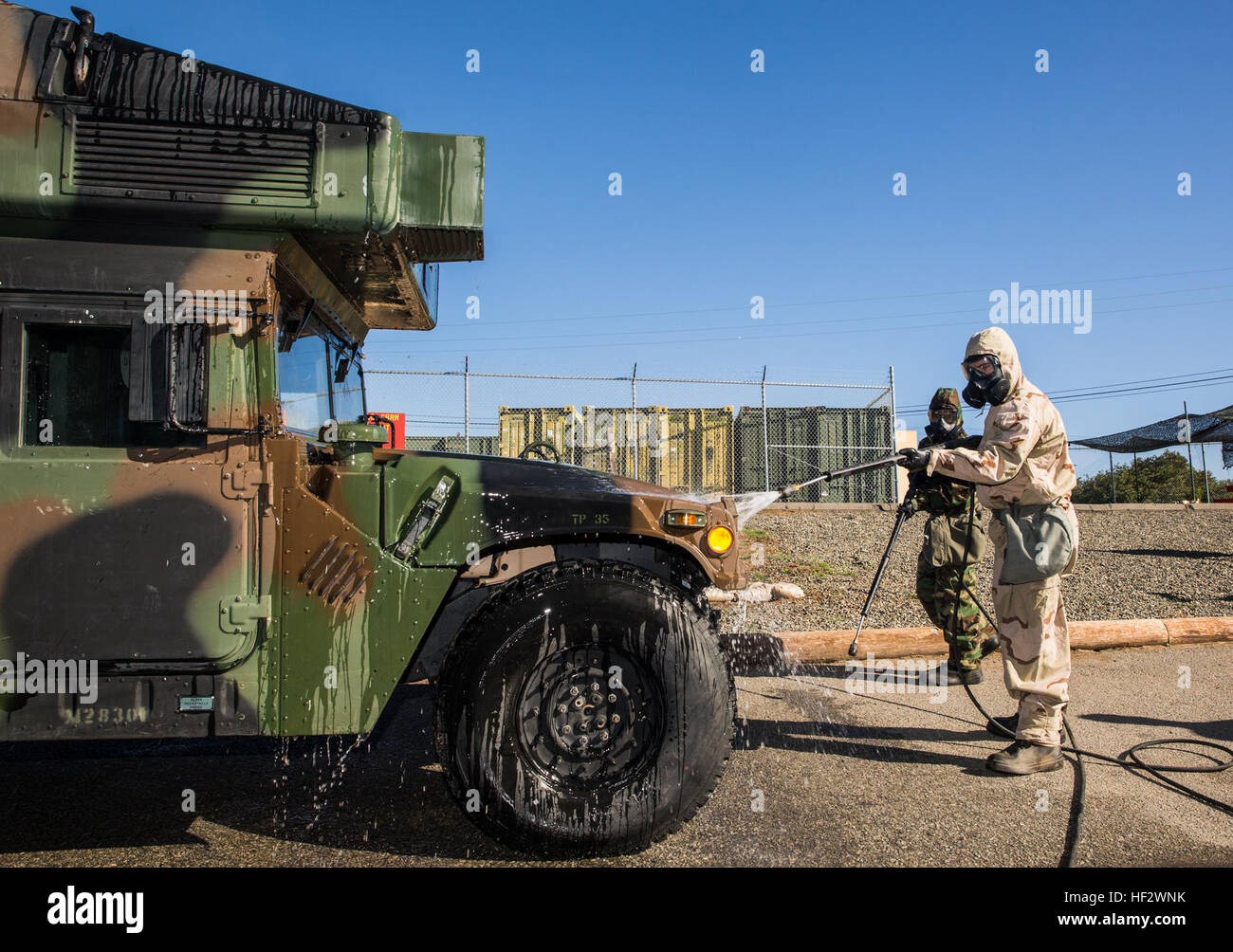 Les Marines américains du bataillon logistique de combat à mener des 15 lors d'une décontamination du matériel de reconnaissance, de surveillance et de décontamination à bord cours Camp Pendleton, en Californie, 4 février 2015. Comme la logistique de l'élément de combat de la 15ème unité expéditionnaire de marines, de BEC-15 est la formation pour s'assurer de la préparation de toute situation qu'ils peuvent rencontrer au cours de leur déploiement prochain ce printemps. (U.S. Marine Corps photo par le Sgt. Emmanuel Ramos/libérés) 15e MEU Marines pour des opérations de dépollution train 150204-M-ST621-003 Banque D'Images