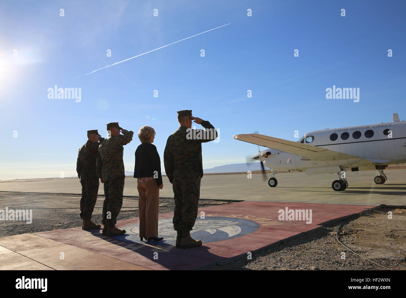 Le major-général Lewis A. Craparotta, général commandant, Marine Corps Air Ground Combat Center, Mme Craparotta et les dirigeants de l'Escadron de soutien de l'aile Marine 374 saluer comme le lieutenant général David H. Berger, général commandant, je Marine Expeditionary Force, arrive au centre de lutte contre le corps expéditionnaire du terrain d'atterrissage, le 5 février 2015. (Marine Corps photo par Lance Cpl. Ayala-Lo Medina/libéré) JE MEF CG Centre 150205 visites combattre-M-RO214-195 Banque D'Images