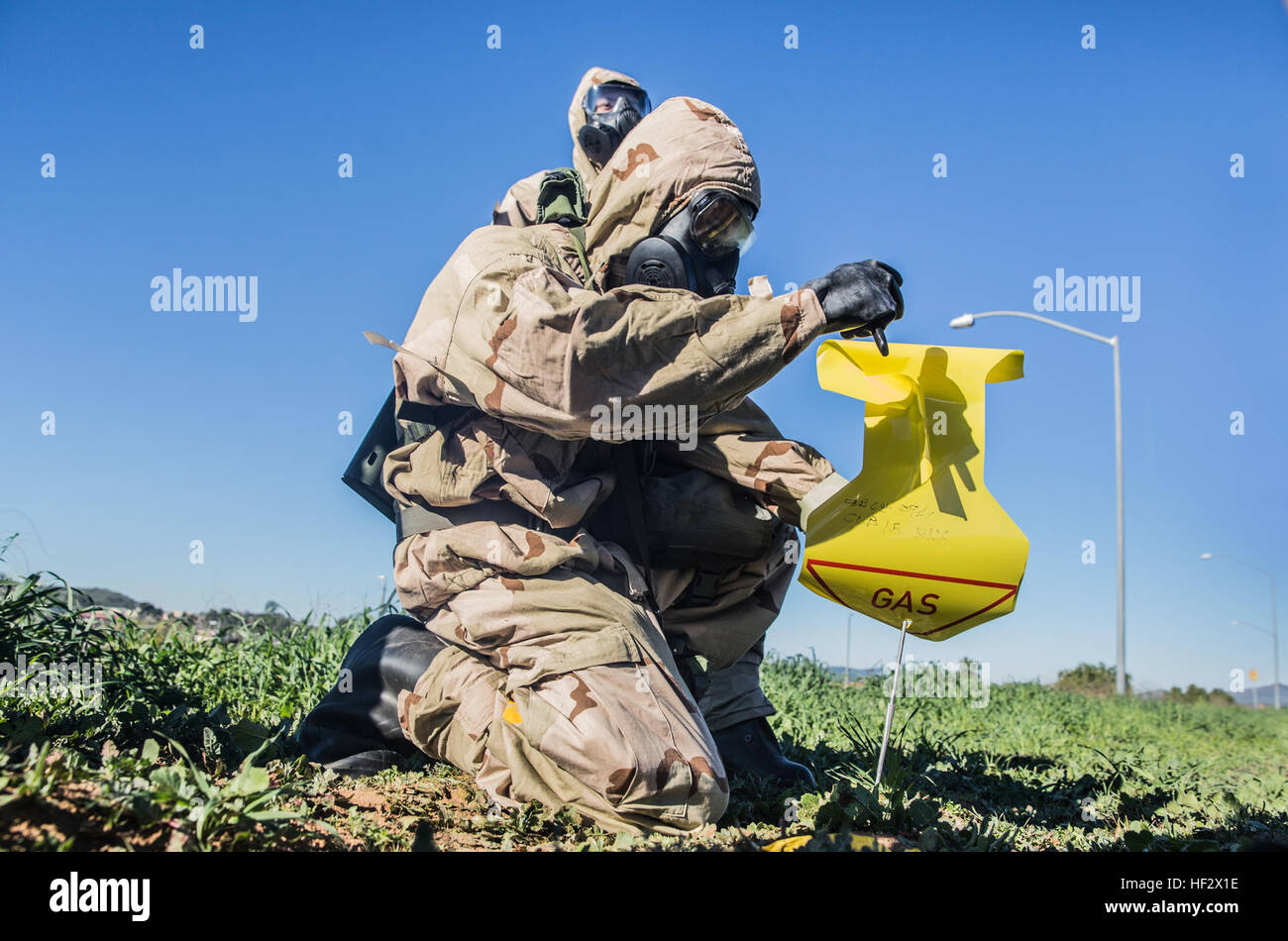 La Marine américaine lance le Cpl. Bryan Stratton met un signe d'avertir d'autres troupes d'une zone contaminée lors d'une reconnaissance, de surveillance et de décontamination à bord cours Camp Pendleton, en Californie, le 6 février 2015. Stratton est un technicien de support de l'eau avec du bataillon logistique de combat 15, 15e Marine Expeditionary Unit. Comme l'élément de combat de la logistique pour la 15e MEU, BEC-15 est la formation pour s'assurer de la préparation de toute situation qu'ils peuvent rencontrer au cours de leur déploiement prochain ce printemps. (U.S. Marine Corps photo par le Sgt. Emmanuel Ramos/libérés) 15e MEU Marines former pour des opérations de dépollution 150 Banque D'Images