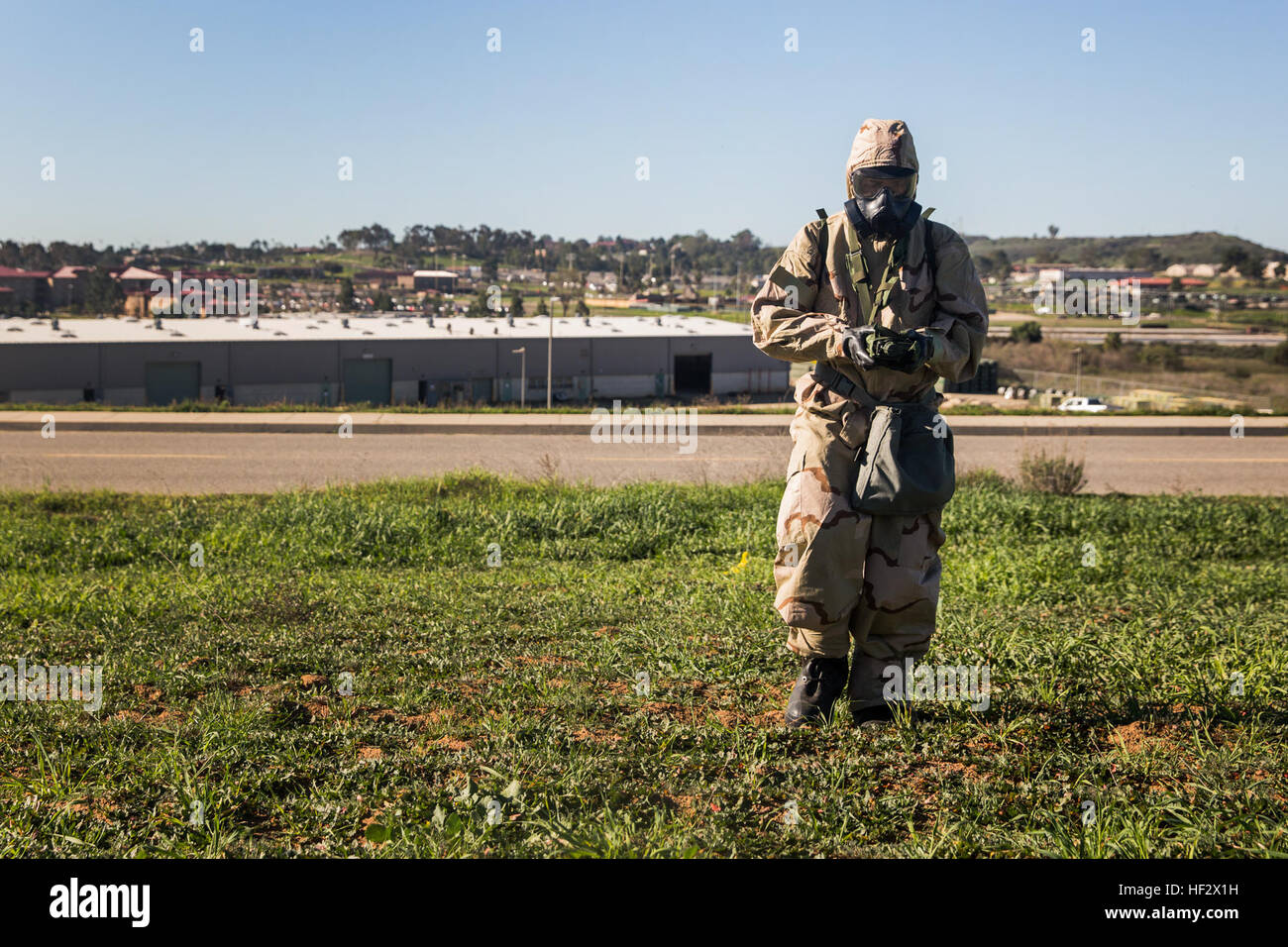 La Marine américaine lance le Cpl. Bryan Stratton utilise un détecteur d'agents chimiques pour contrôler les menaces chimique au cours d'une reconnaissance, de surveillance et de décontamination à bord cours Camp Pendleton, en Californie, le 6 février 2015. Stratton est un technicien de support de l'eau avec du bataillon logistique de combat 15, 15e Marine Expeditionary Unit. Comme l'élément de combat de la logistique pour la 15e MEU, BEC-15 est la formation pour s'assurer de la préparation de toute situation qu'ils peuvent rencontrer au cours de leur déploiement prochain ce printemps. (U.S. Marine Corps photo par le Sgt. Emmanuel Ramos/libérés) 15e MEU Marines pour former le pupitre de décontamination Banque D'Images