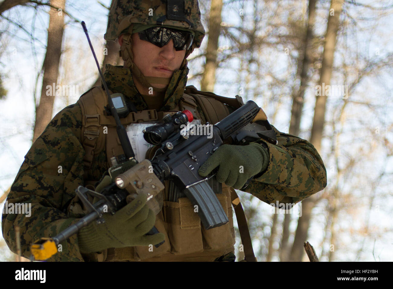 Corps des Marines des États-Unis Le Cpl. Ross S. Vermillion, chef d'équipe, la Compagnie Alpha, 1er Bataillon, 8e Régiment de Marines, 2e Division de marines (MARDIV), participe à une patrouille de 2 km lors d'un déploiement de la formation de l'exercice sur la base du Corps des Marines à Quantico, en Virginie, le 18 février 2015. L'exercice a porté sur les opérations de stabilisation et de diverses missions d'entraînement. (U.S. Marine Corps photo par Lance Cpl. Kelly L. Street, 2D MARDIV/Caméra de combat) Parution 1-8 Marines le déploiement pour l'exercice de formation 150218-M-OU200-010 Banque D'Images