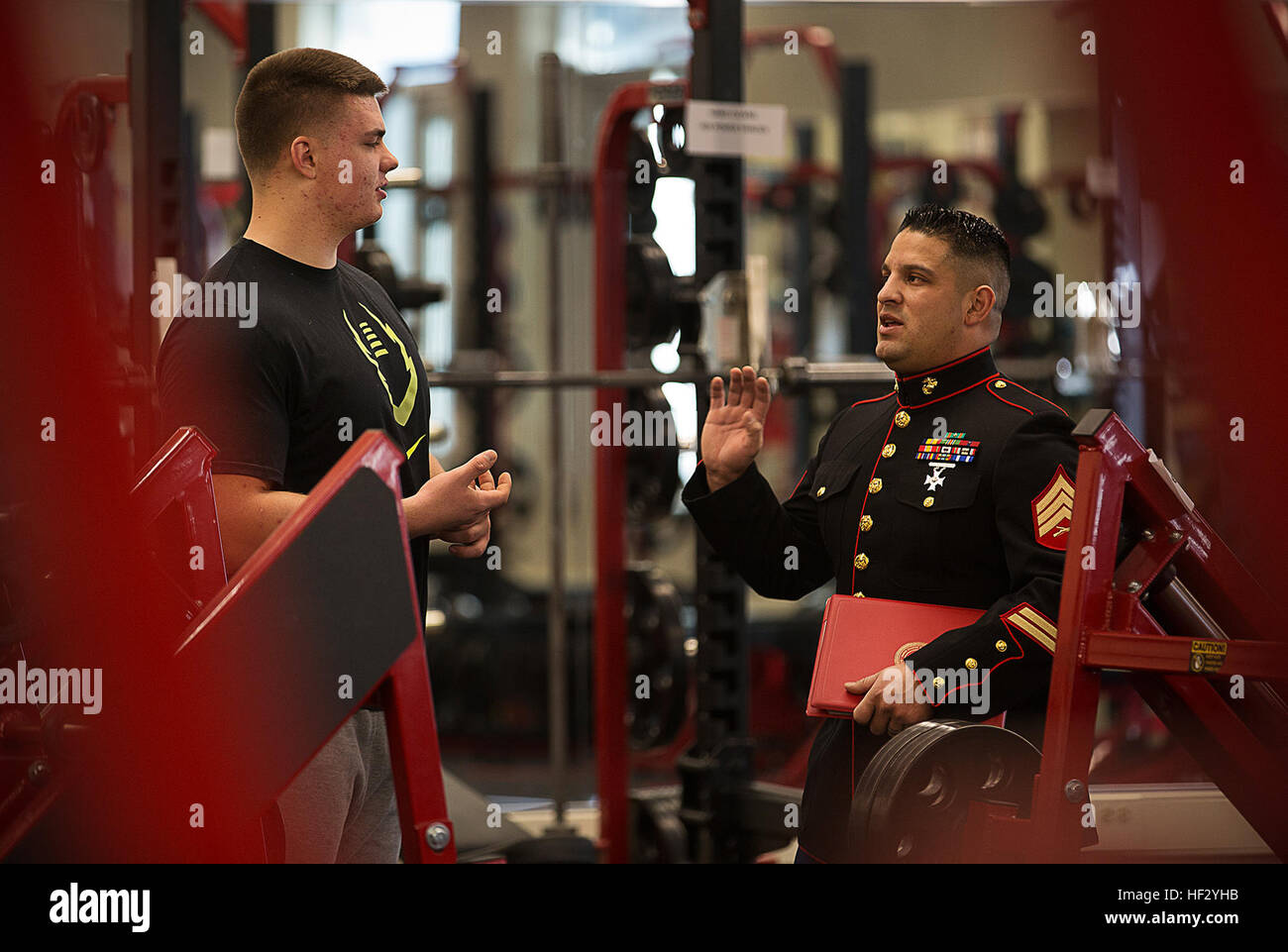 Shane Lemieux (à gauche), un cadre de la West Valley High School de Yakima, Washington, parle avec le sergent recruteur marines locales. James Campos avant de recevoir un Semper Fidelis All-American Bowl certificat dans le poids de l'école prix le 18 février 2015. Lemieux, une offensive très vanté Garde côtière canadienne, a été l'un des trois joueurs de football de l'État de Washington sélectionné pour jouer dans le jeu 4 Janvier à Carson, Californie. Après ses études secondaires, Lemieux va à l'Université de l'Oregon sur une bourse. (U.S. Marine Corps photo par le Sgt. Reece Lodder) Yakima Marines reconnaître West Valley Hi Banque D'Images