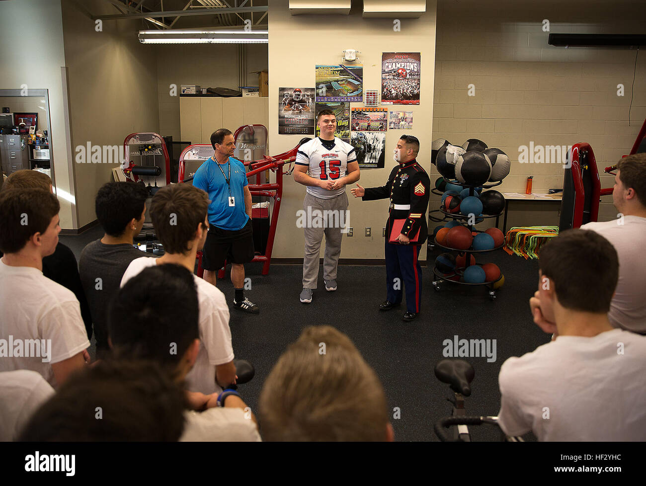 Le Sgt. James Campos (à droite), un recruteur de Yakima, Washington, félicite West Valley High School senior Shane Lemieux (centre) sur sa participation à la 2015 Semper Fidelis All-American Bowl au cours d'une cérémonie dans la salle de musculation de l'école le 18 février 2015. Lemieux, une offensive très vanté Garde côtière canadienne, a été l'un des trois joueurs de football de l'État de Washington sélectionné pour jouer dans le jeu 4 Janvier à Carson, Californie. Après ses études secondaires, Lemieux va à l'Université de l'Oregon sur une bourse. (U.S. Marine Corps photo par le Sgt. Reece Lodder) Yakima Marines reconnaître W Banque D'Images